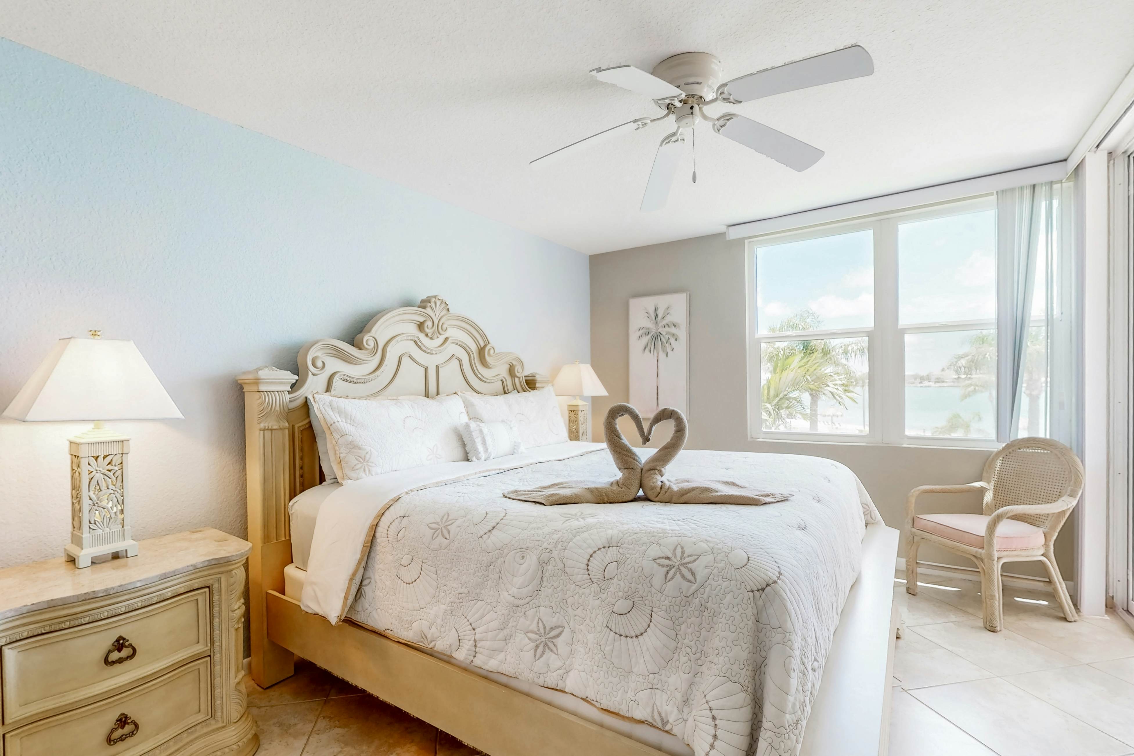 Water views, family and snowbird friendly, close to beaches, W/D, AC, Wifi