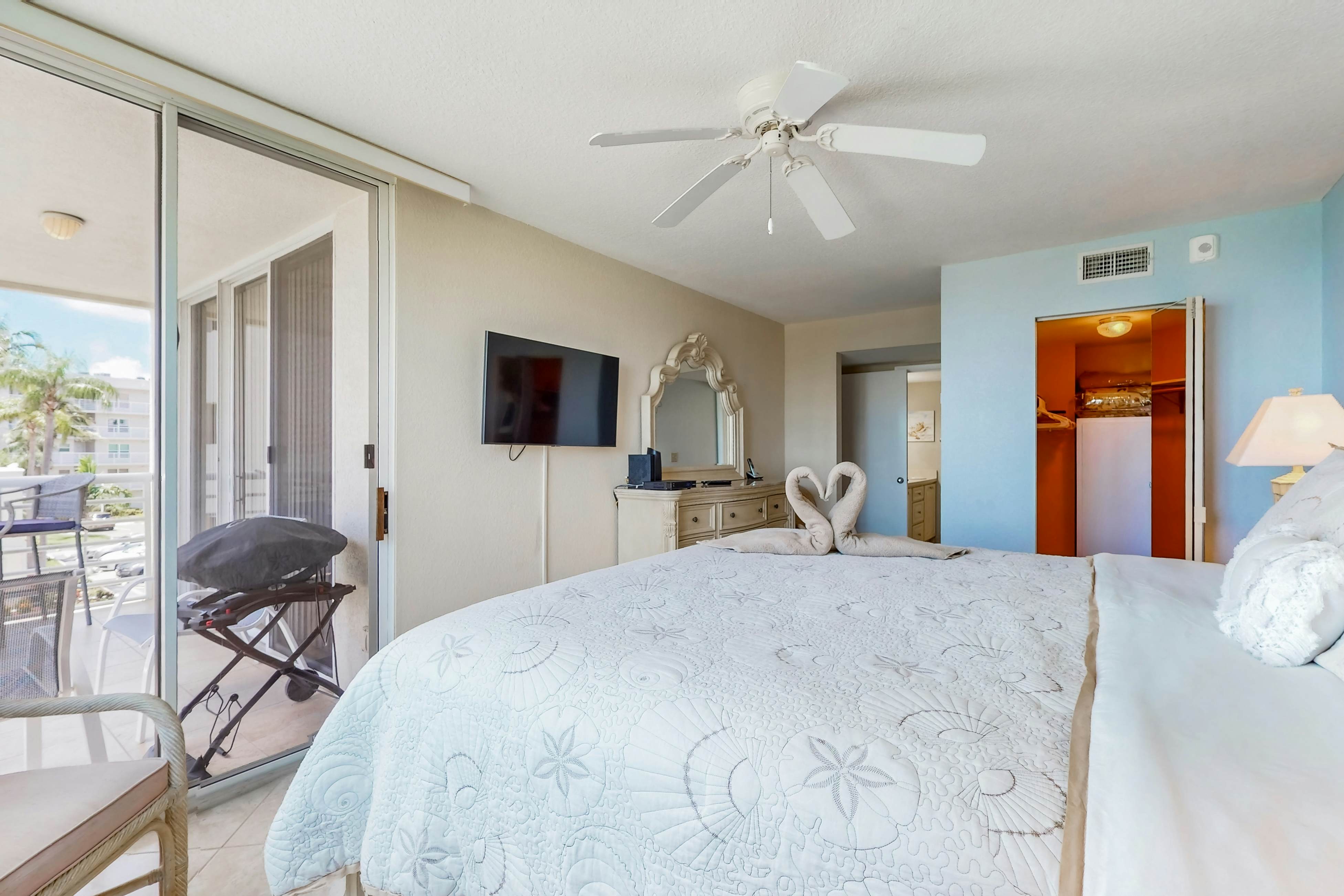 Water views, family and snowbird friendly, close to beaches, W/D, AC, Wifi