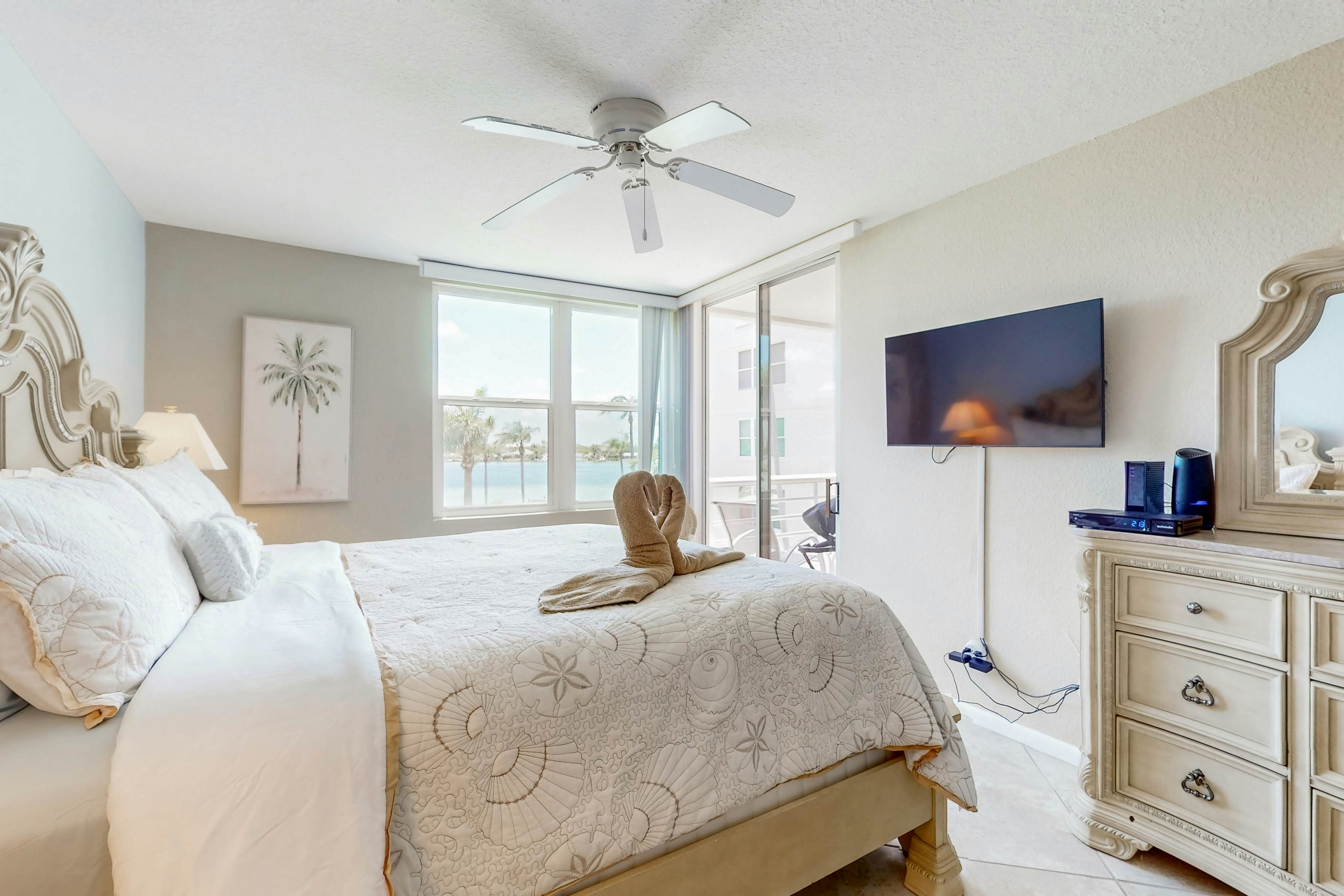 Water views, family and snowbird friendly, close to beaches, W/D, AC, Wifi