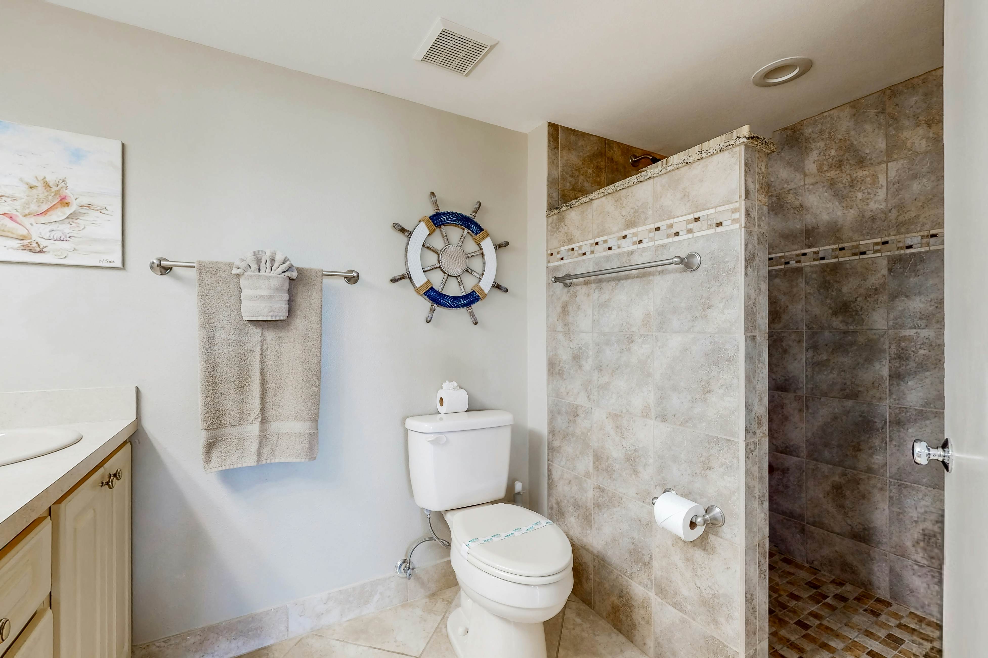 Water views, family and snowbird friendly, close to beaches, W/D, AC, Wifi