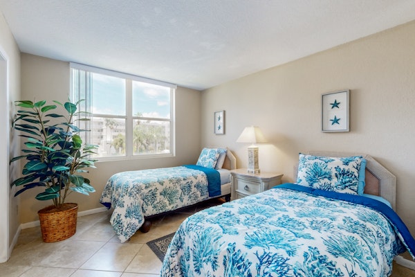 Water views family and snowbird friendly close to beaches WD AC Wifi