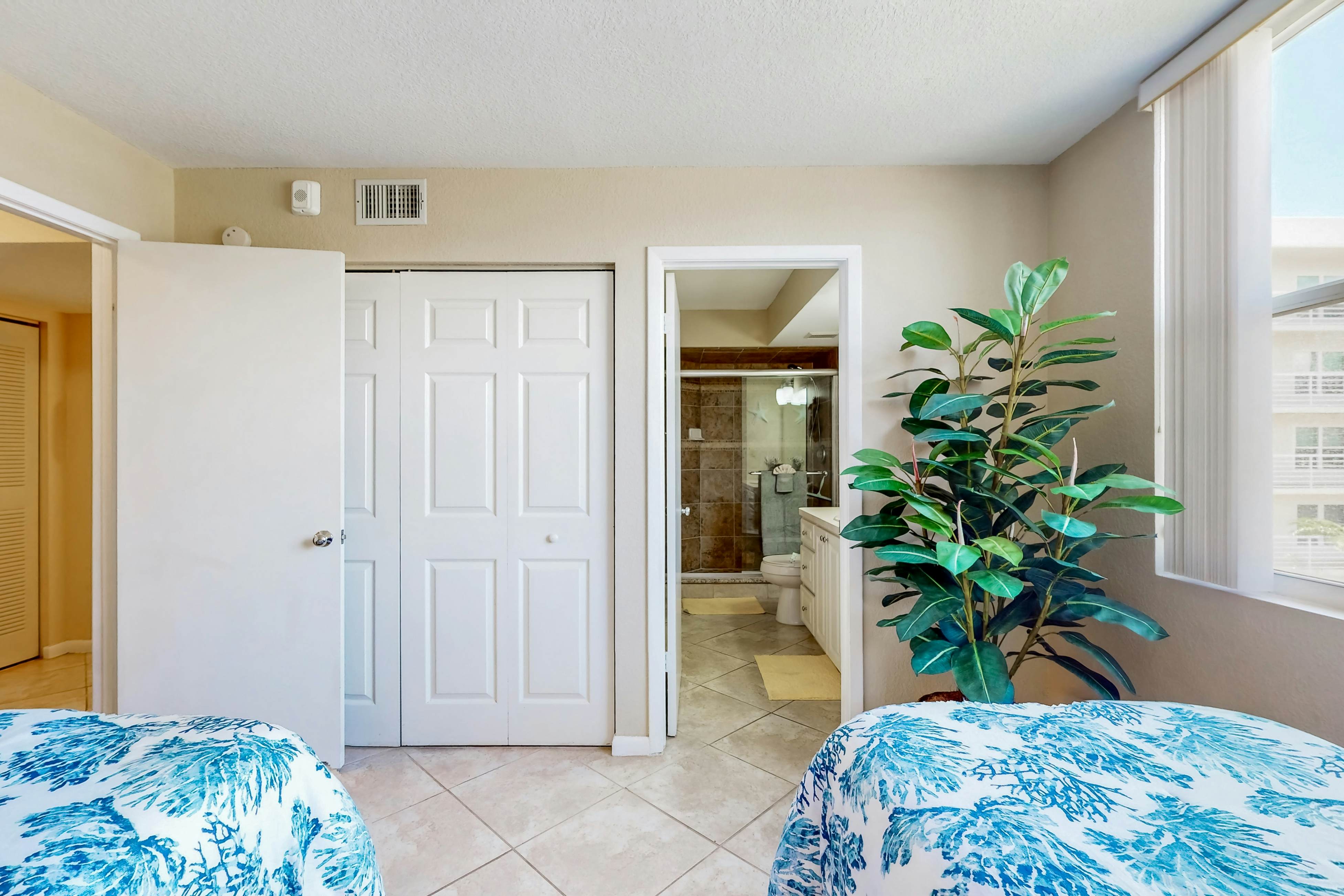 Water views, family and snowbird friendly, close to beaches, W/D, AC, Wifi