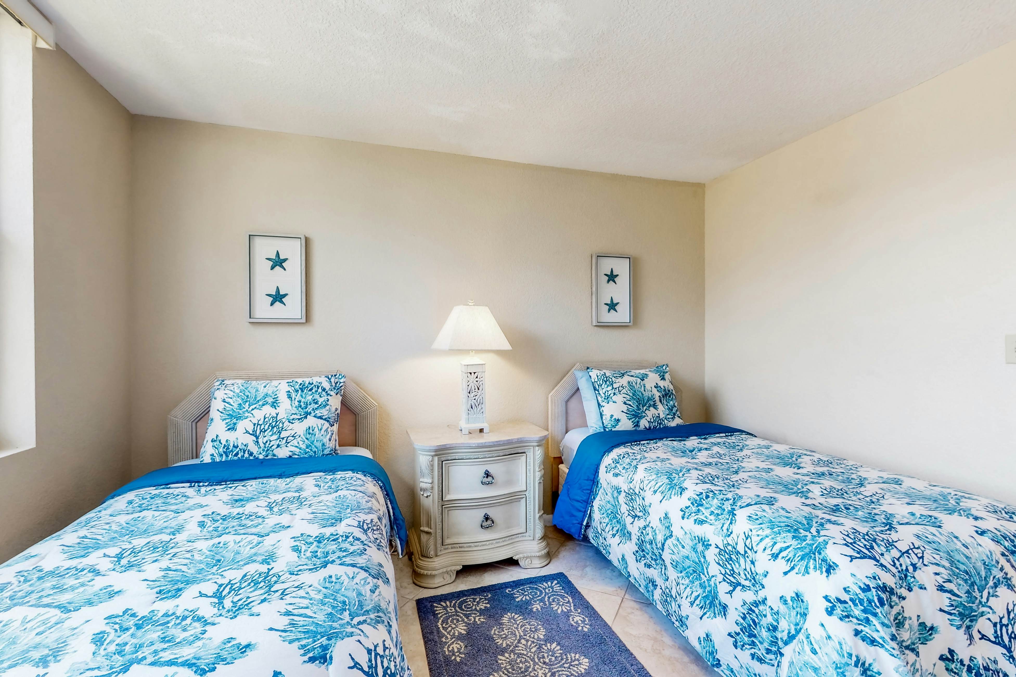 Water views, family and snowbird friendly, close to beaches, W/D, AC, Wifi