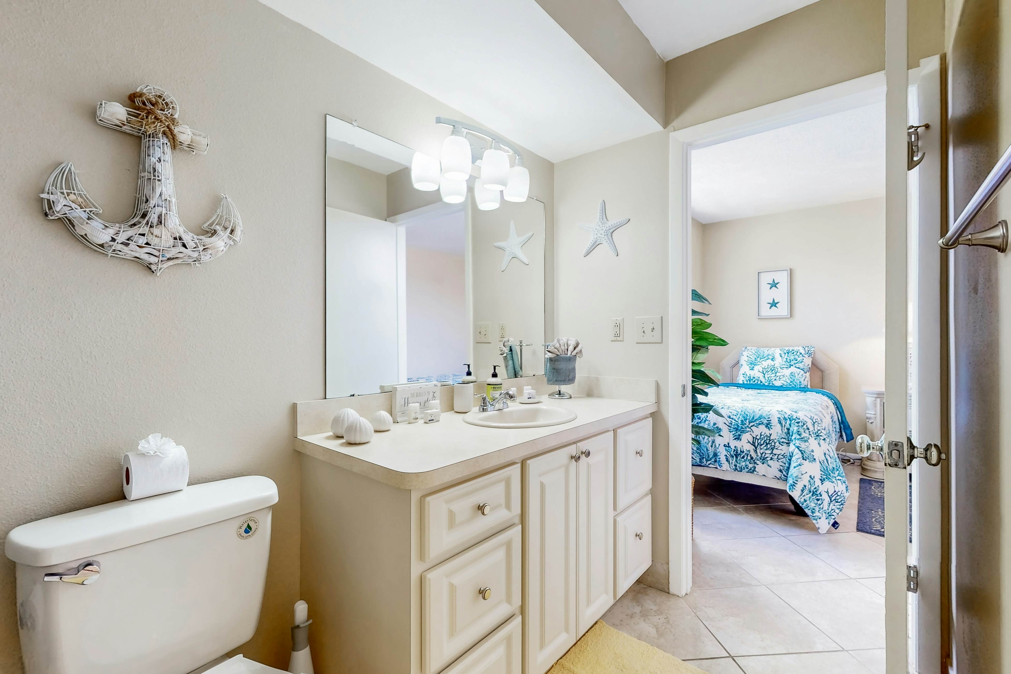 Water views, family and snowbird friendly, close to beaches, W/D, AC, Wifi