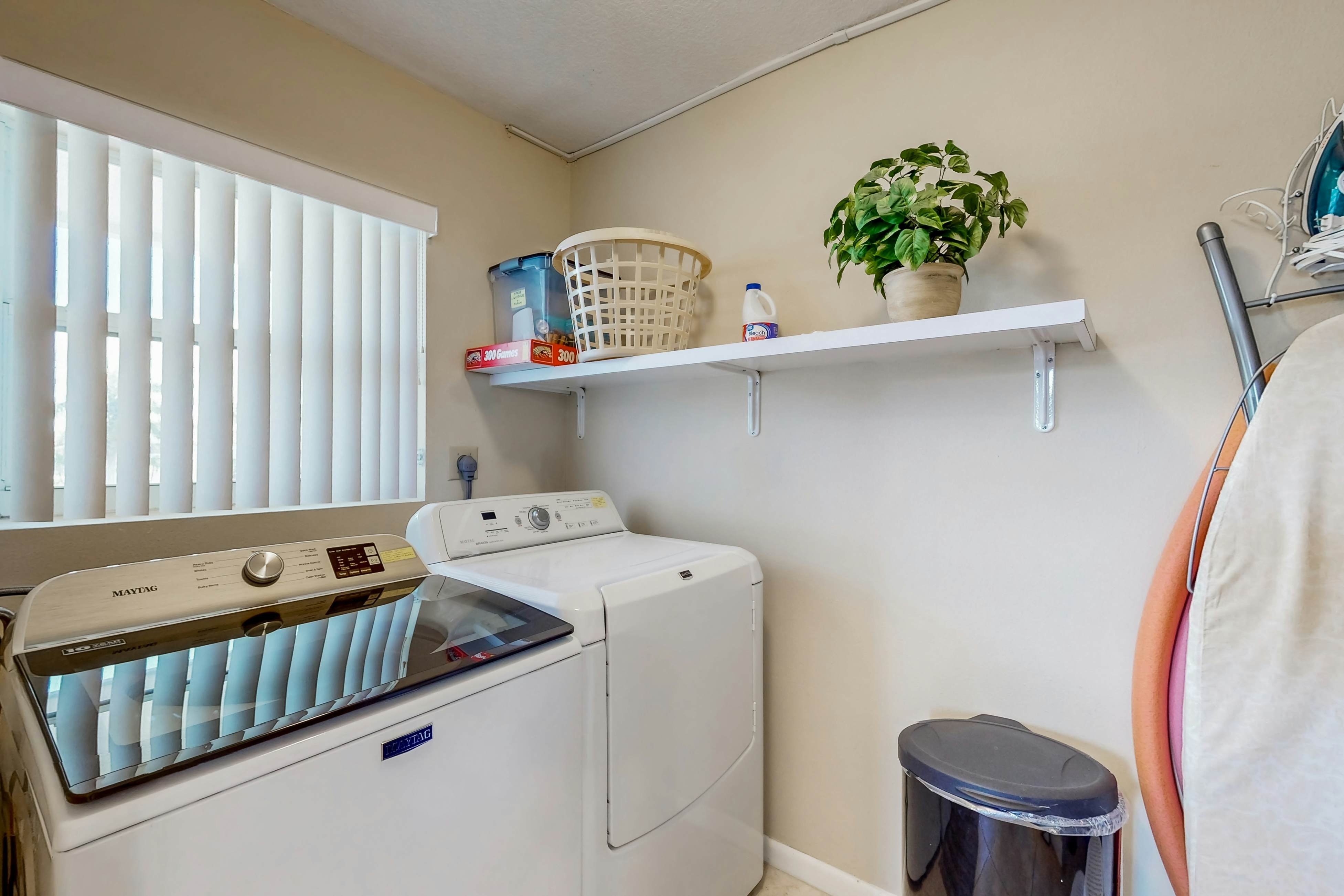 Water views, family and snowbird friendly, close to beaches, W/D, AC, Wifi