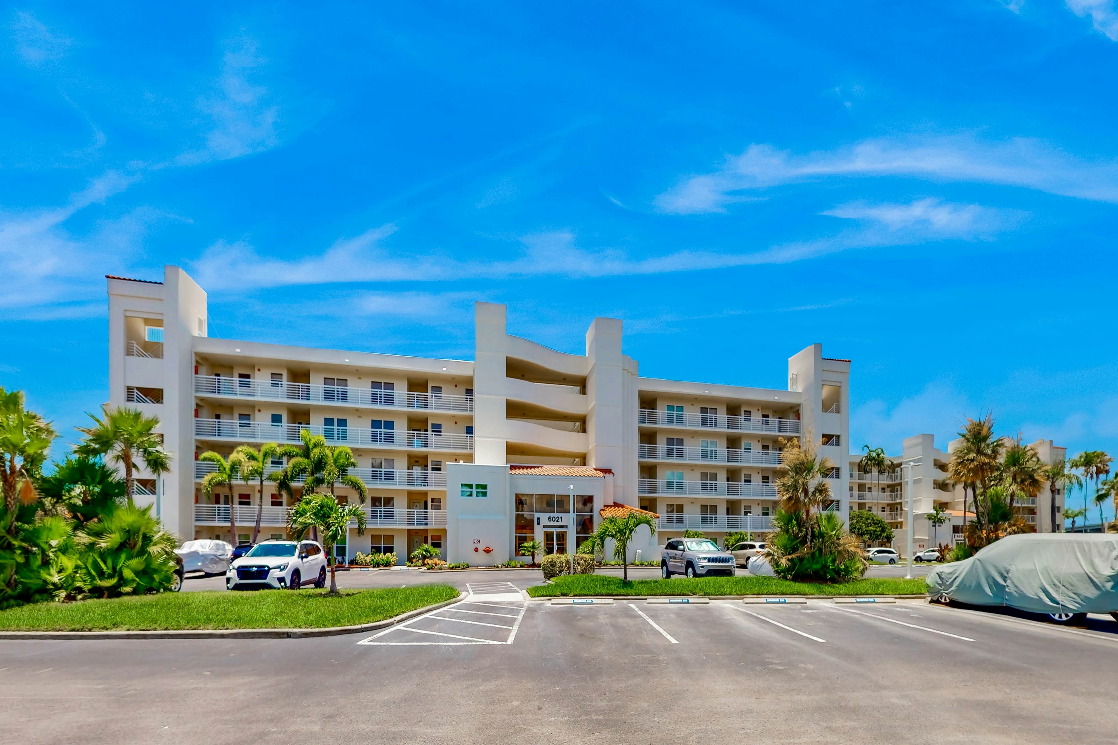 Water views, family and snowbird friendly, close to beaches, W/D, AC, Wifi