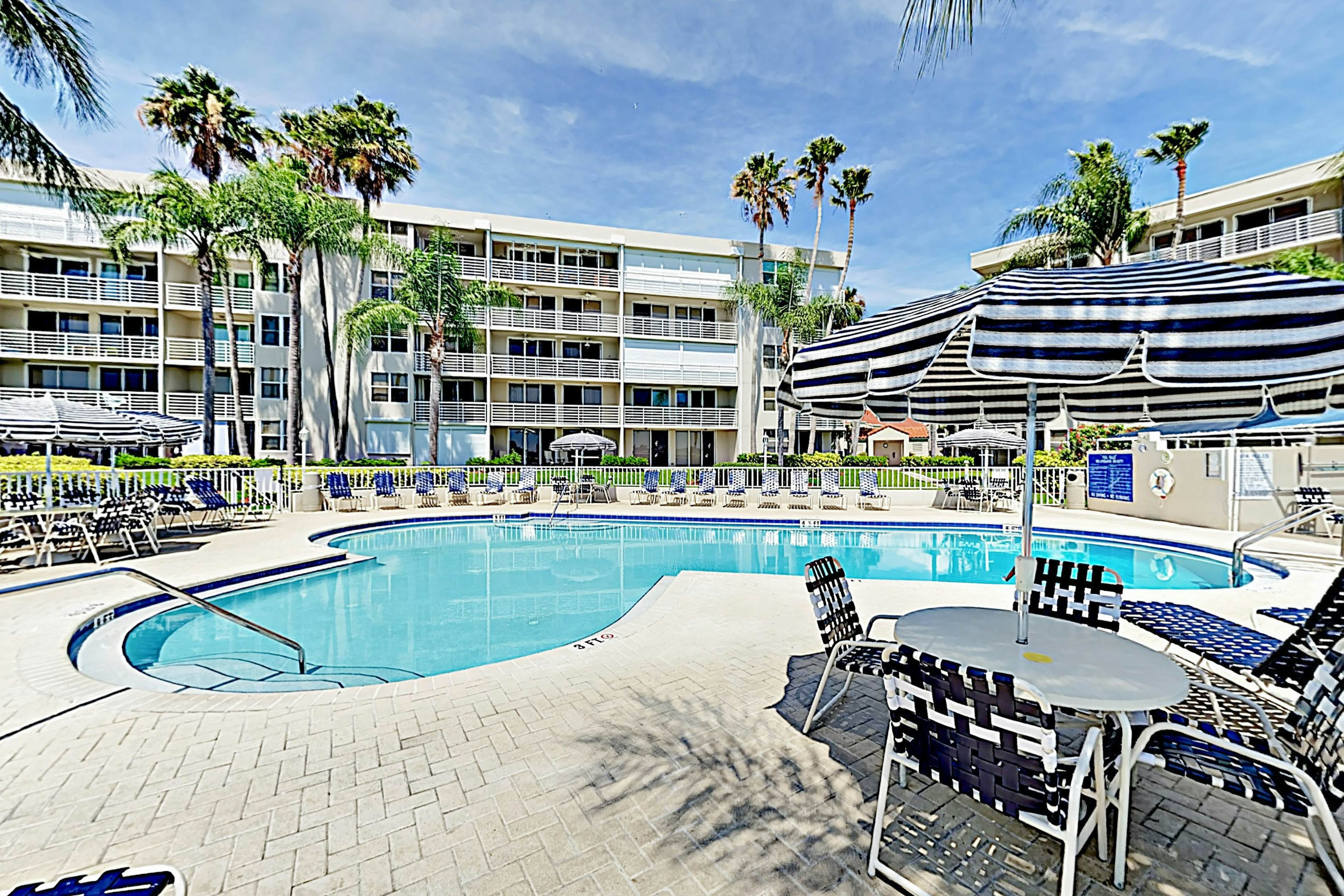 Water views, family and snowbird friendly, close to beaches, W/D, AC, Wifi