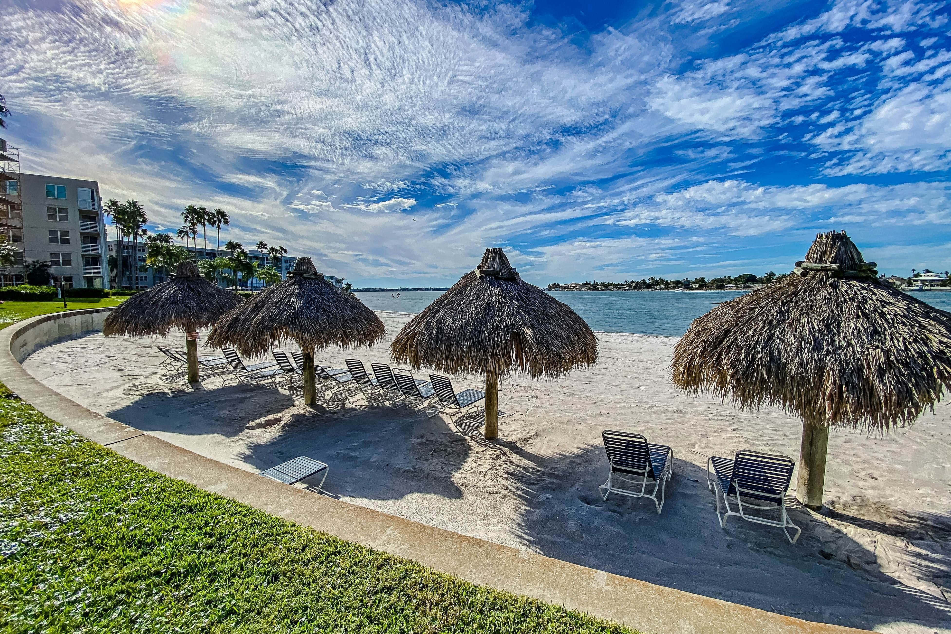 Water views, family and snowbird friendly, close to beaches, W/D, AC, Wifi