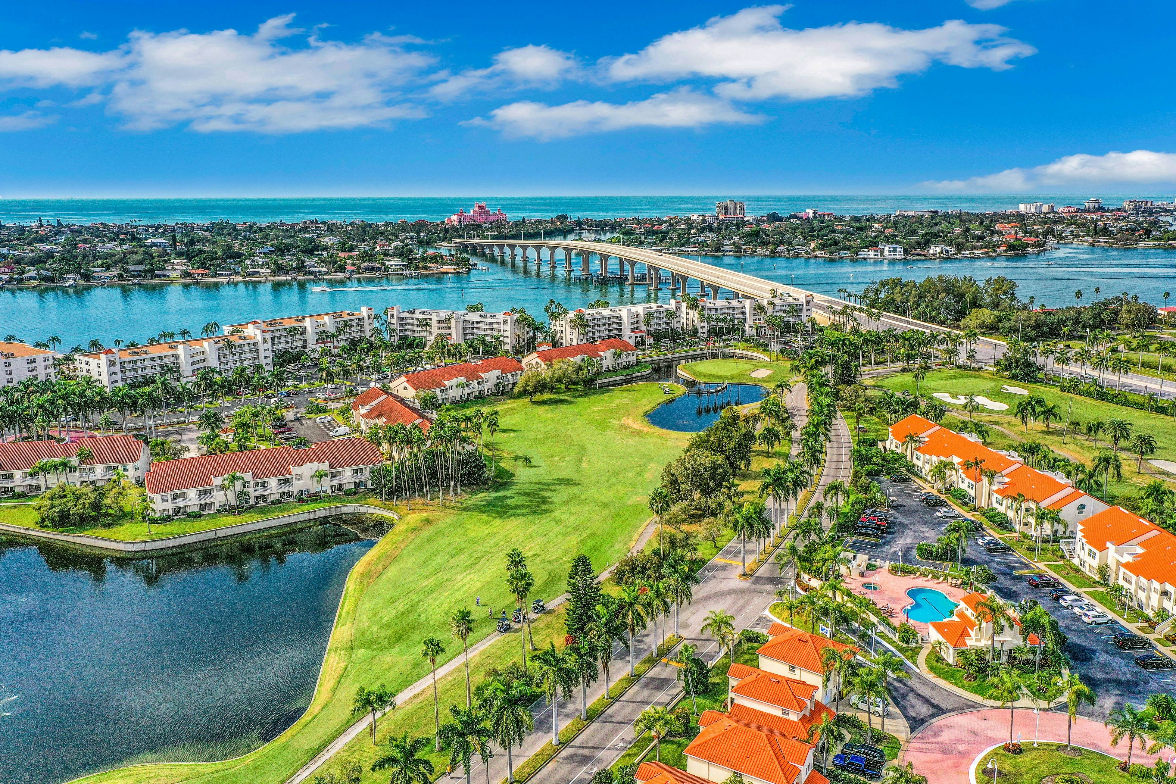 Water views, family and snowbird friendly, close to beaches, W/D, AC, Wifi