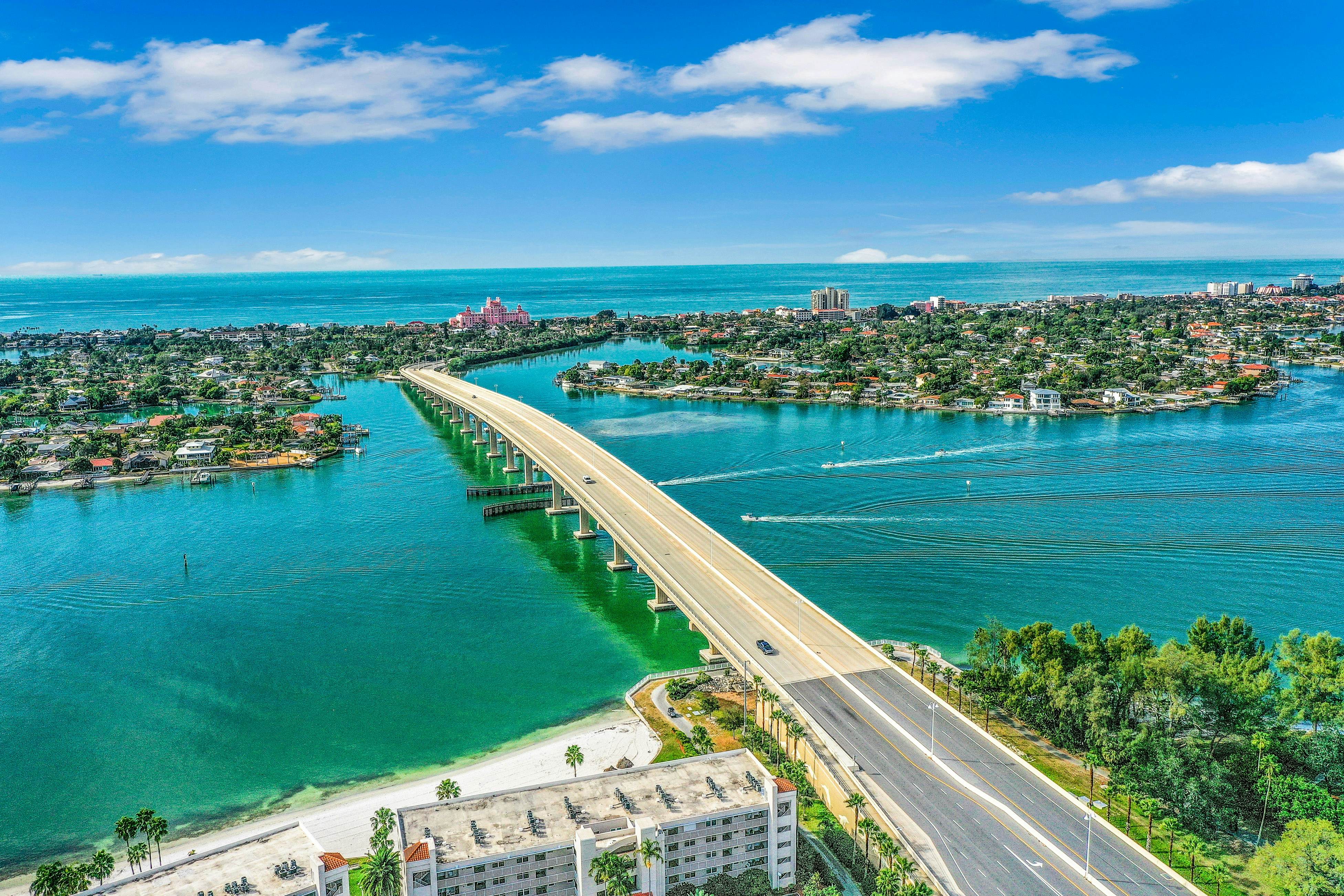 Water views, family and snowbird friendly, close to beaches, W/D, AC, Wifi