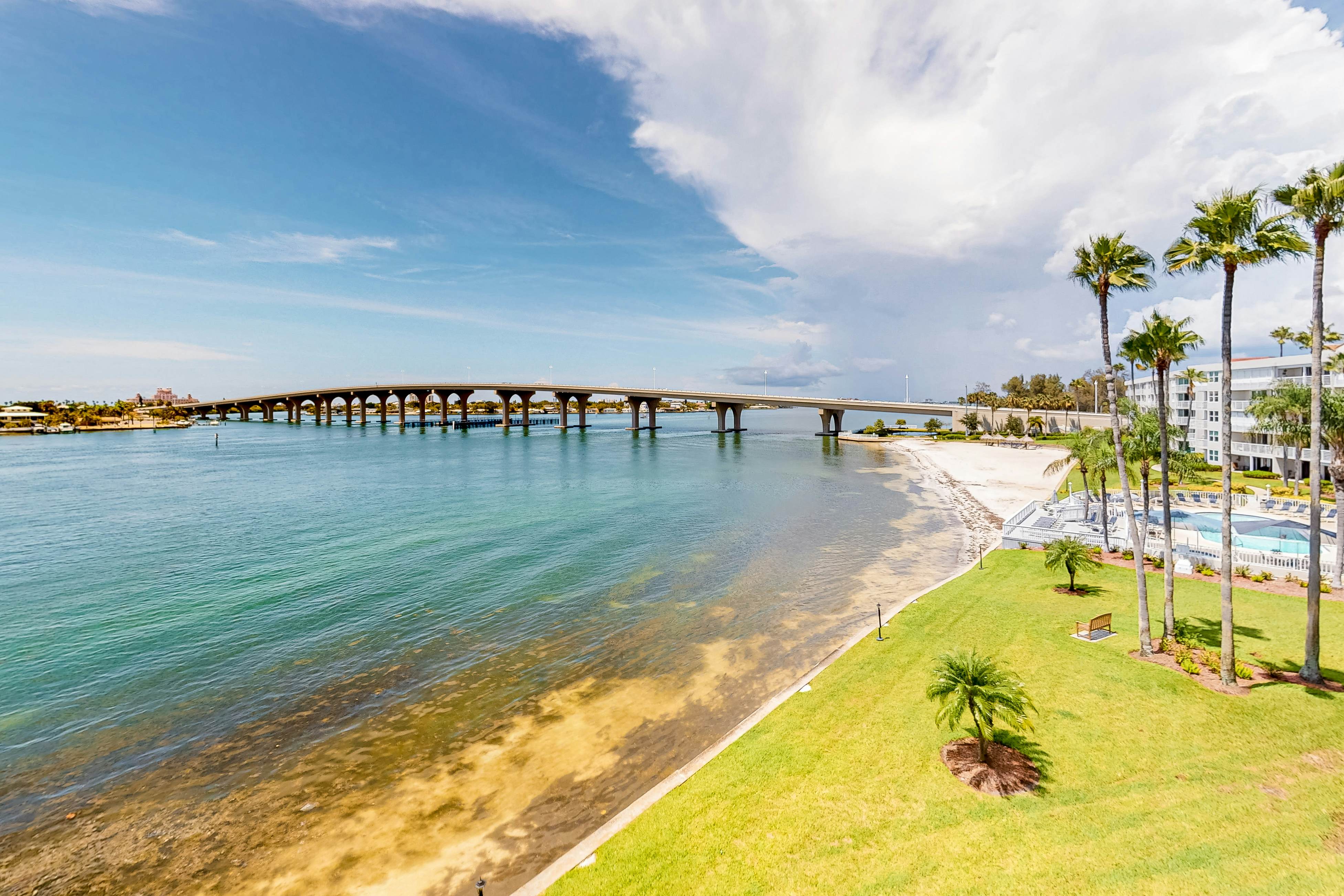 Water views, family and snowbird friendly, close to beaches, W/D, AC, Wifi