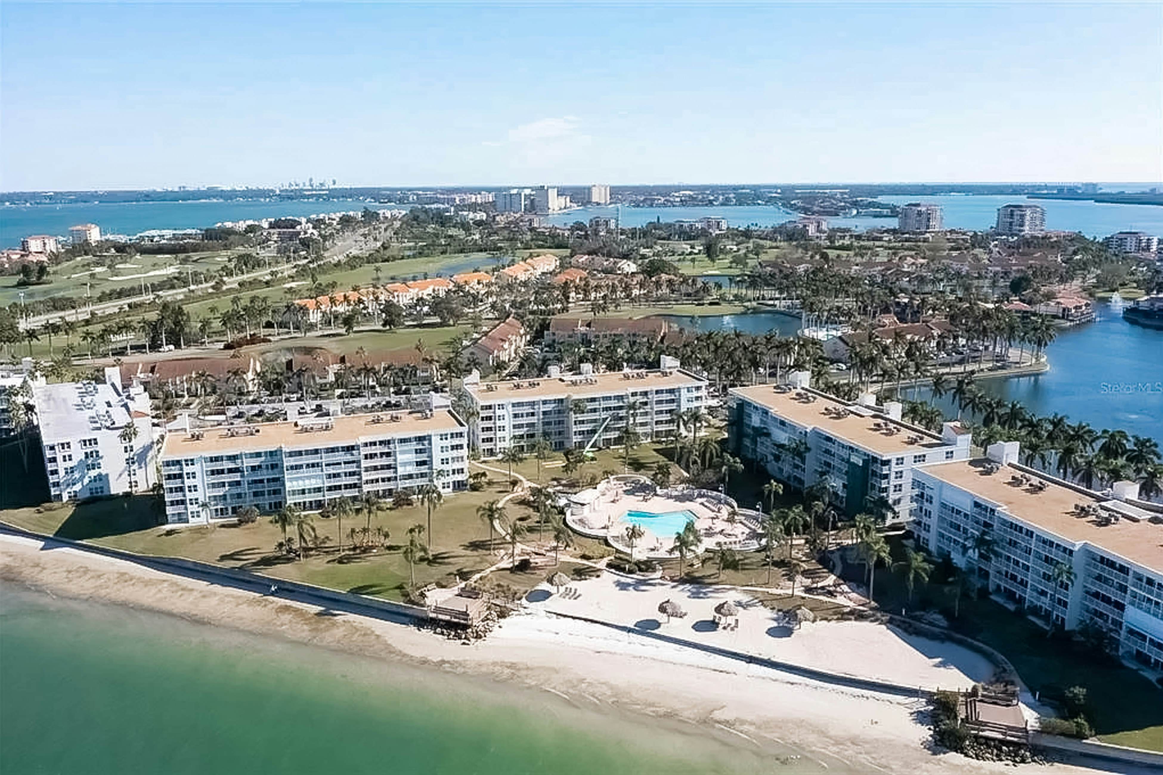 Water views, family and snowbird friendly, close to beaches, W/D, AC, Wifi