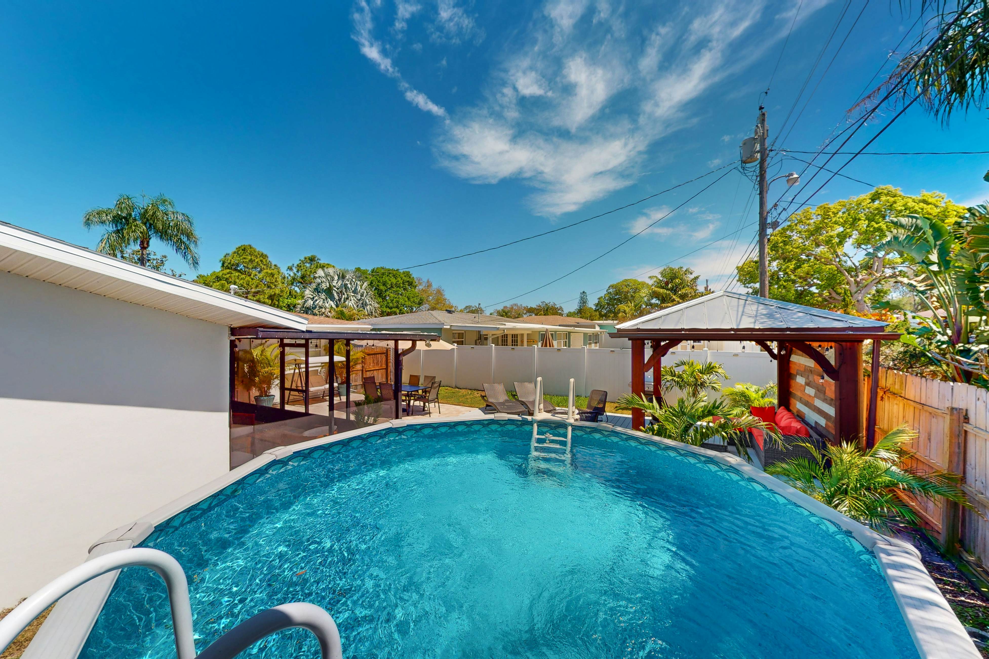 Renovated Sanctuary w/hot tub, pool, Backyard grill, screened-in lanai