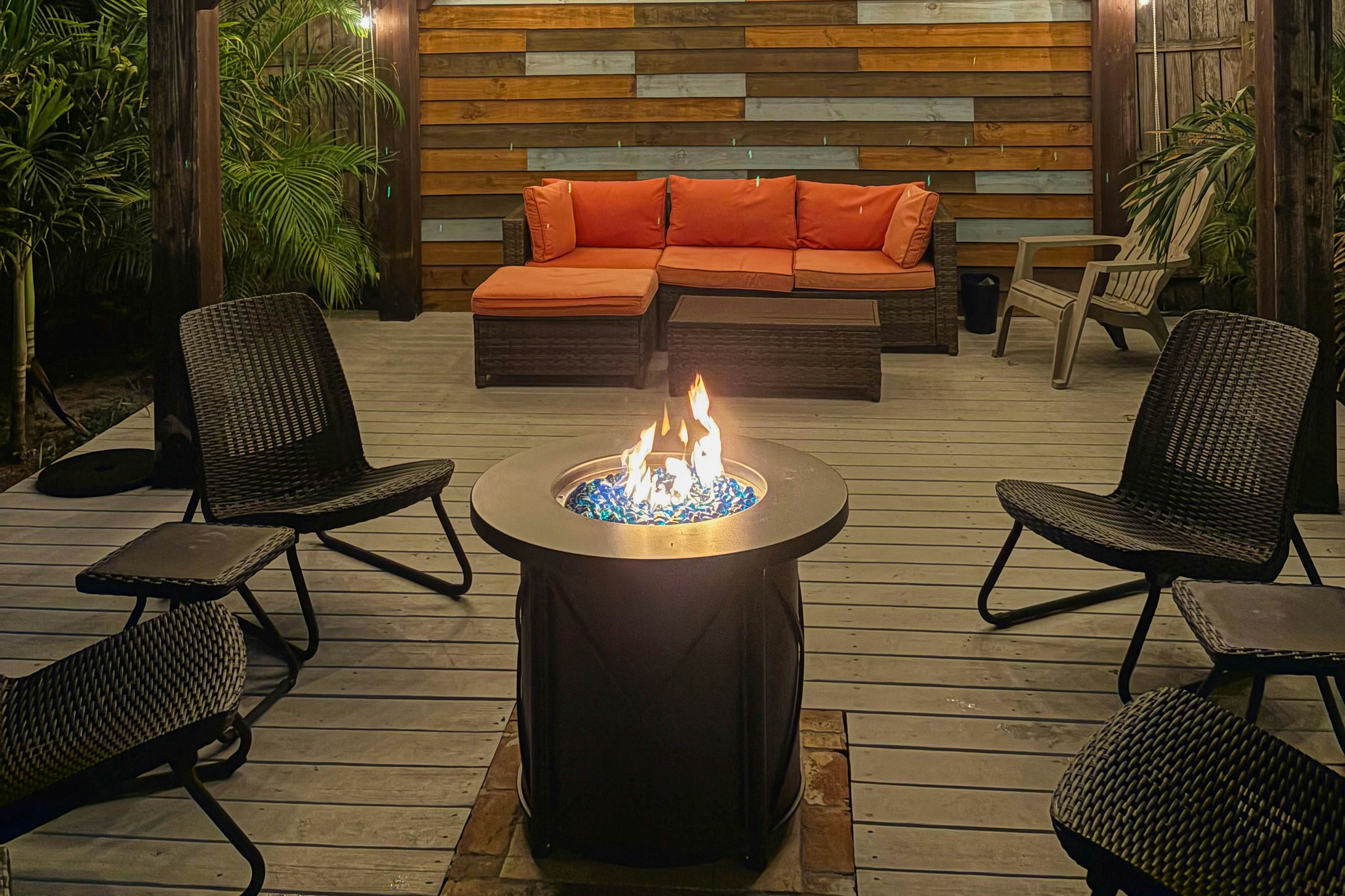 Renovated Sanctuary w/hot tub, pool, Backyard grill, screened-in lanai