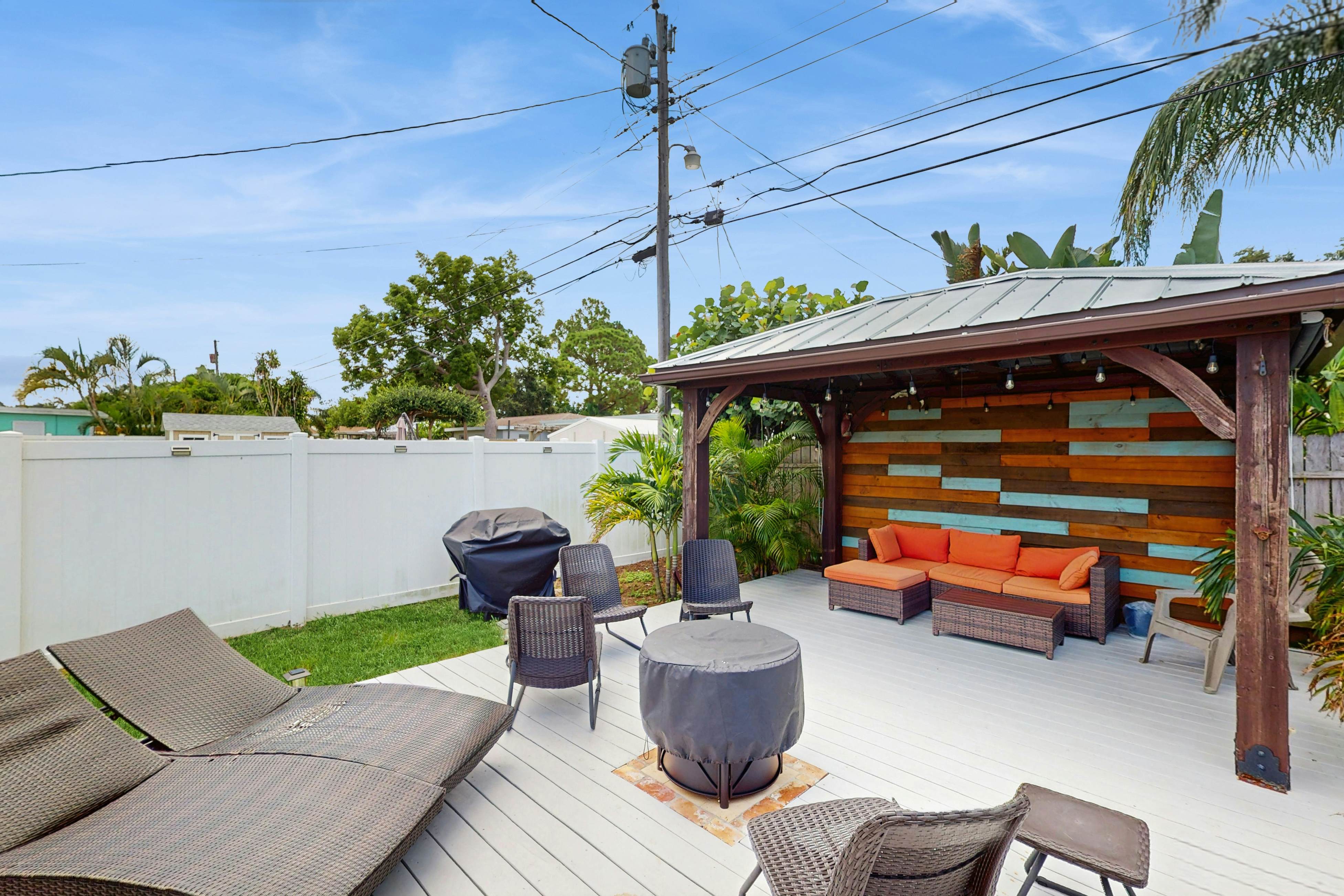 Renovated Sanctuary w/hot tub, pool, Backyard grill, screened-in lanai