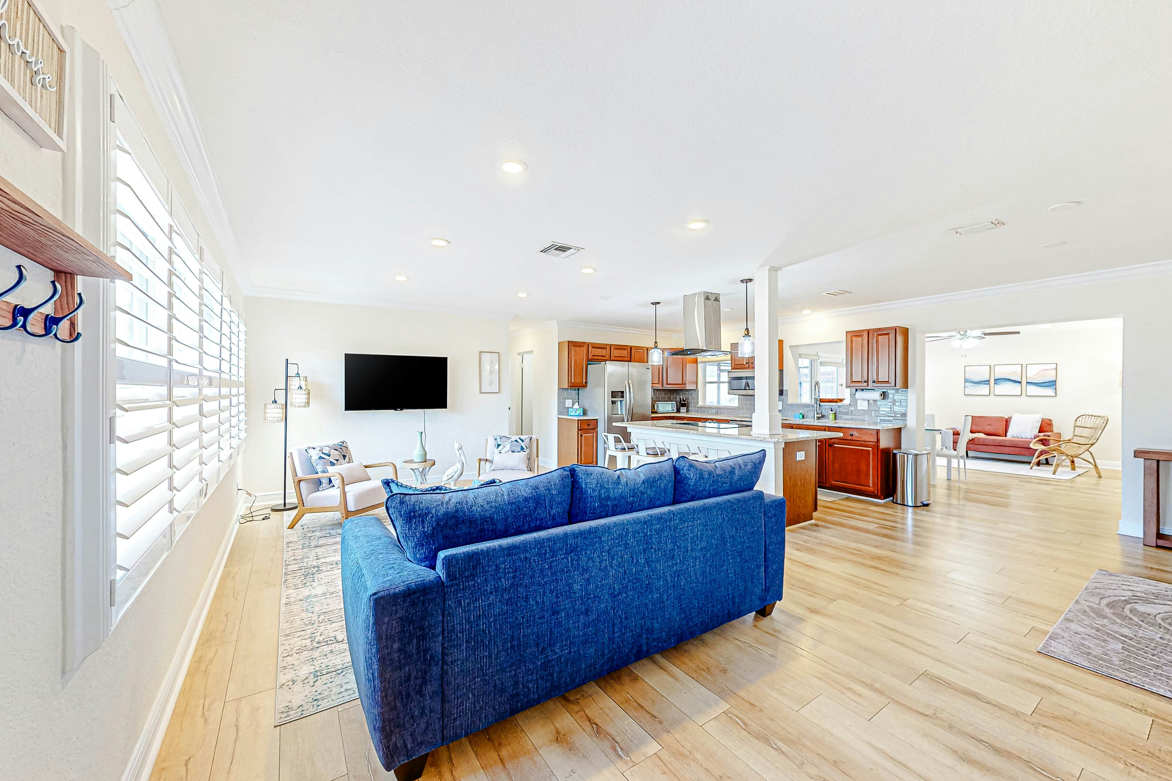 Renovated Sanctuary w/hot tub, pool, Backyard grill, screened-in lanai