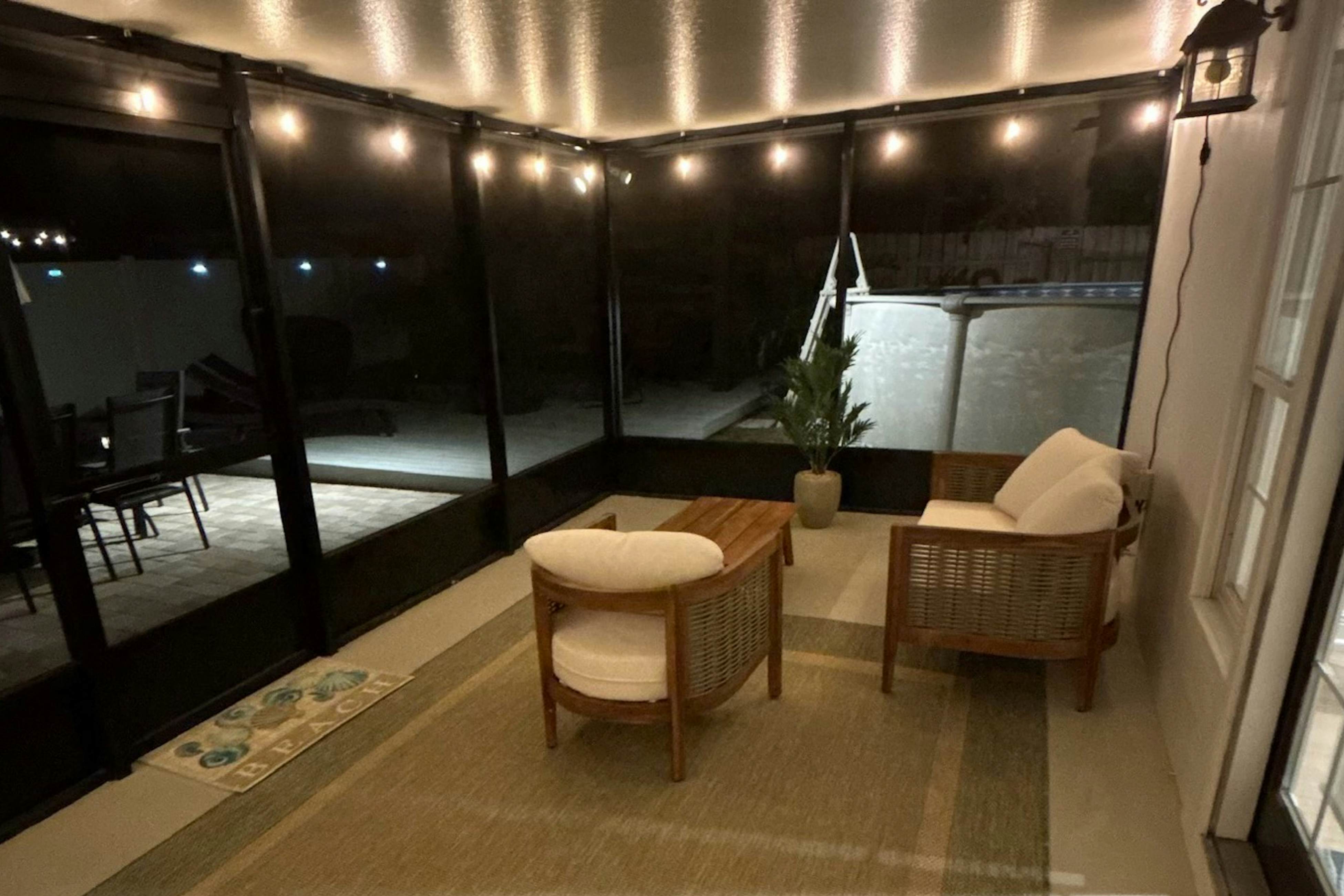 Renovated Sanctuary w/hot tub, pool, Backyard grill, screened-in lanai