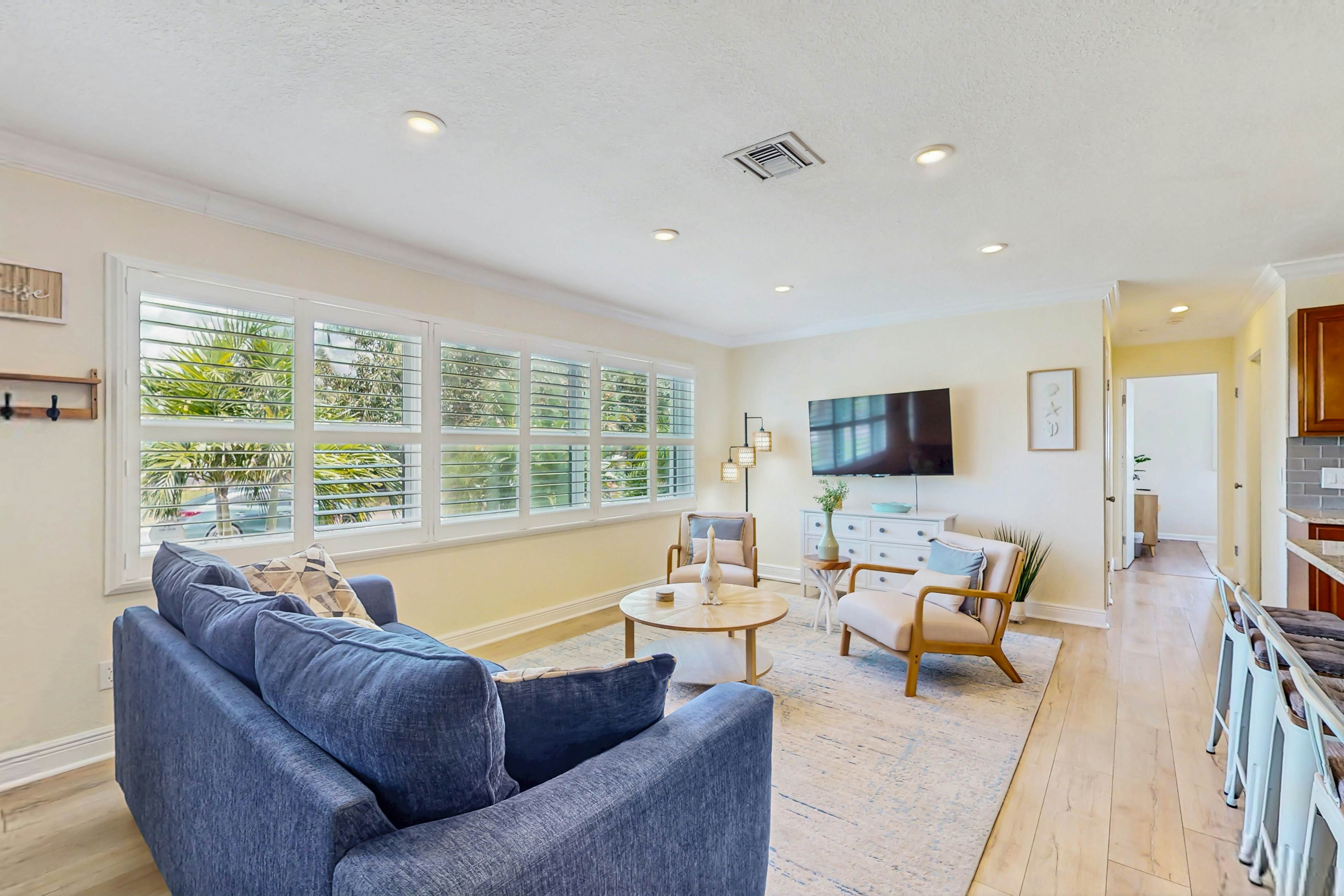 Renovated Sanctuary w/hot tub, pool, Backyard grill, screened-in lanai