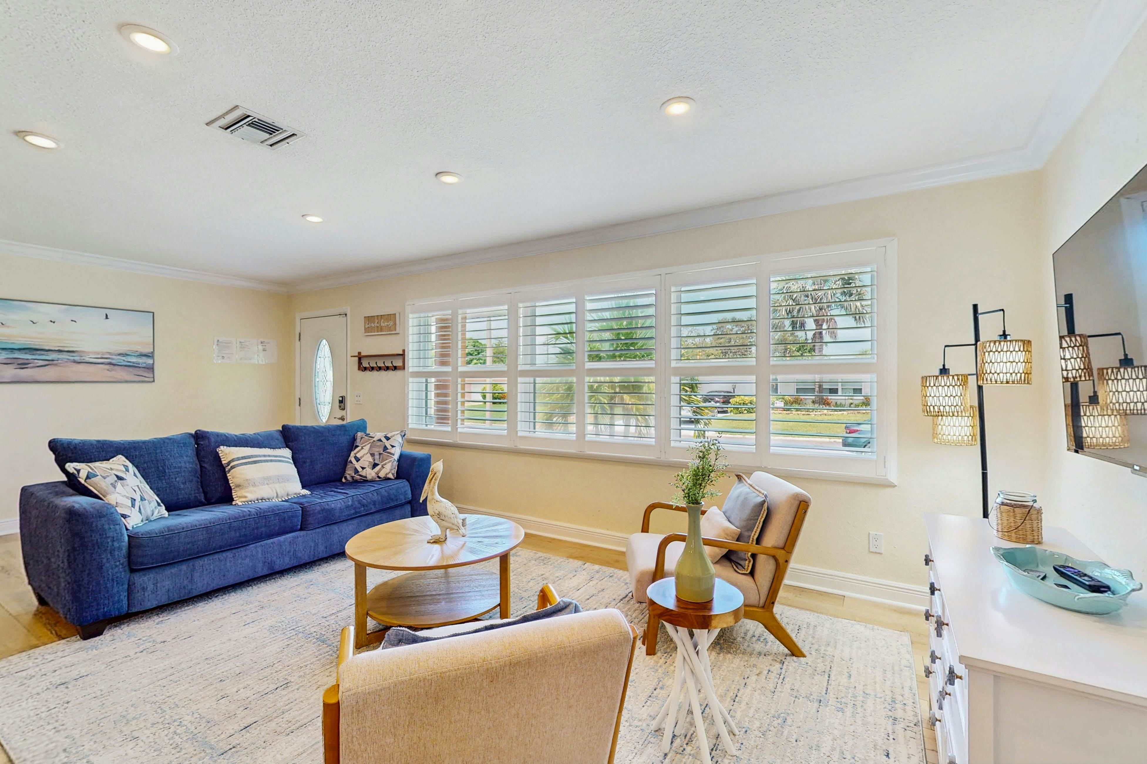 Renovated Sanctuary w/hot tub, pool, Backyard grill, screened-in lanai