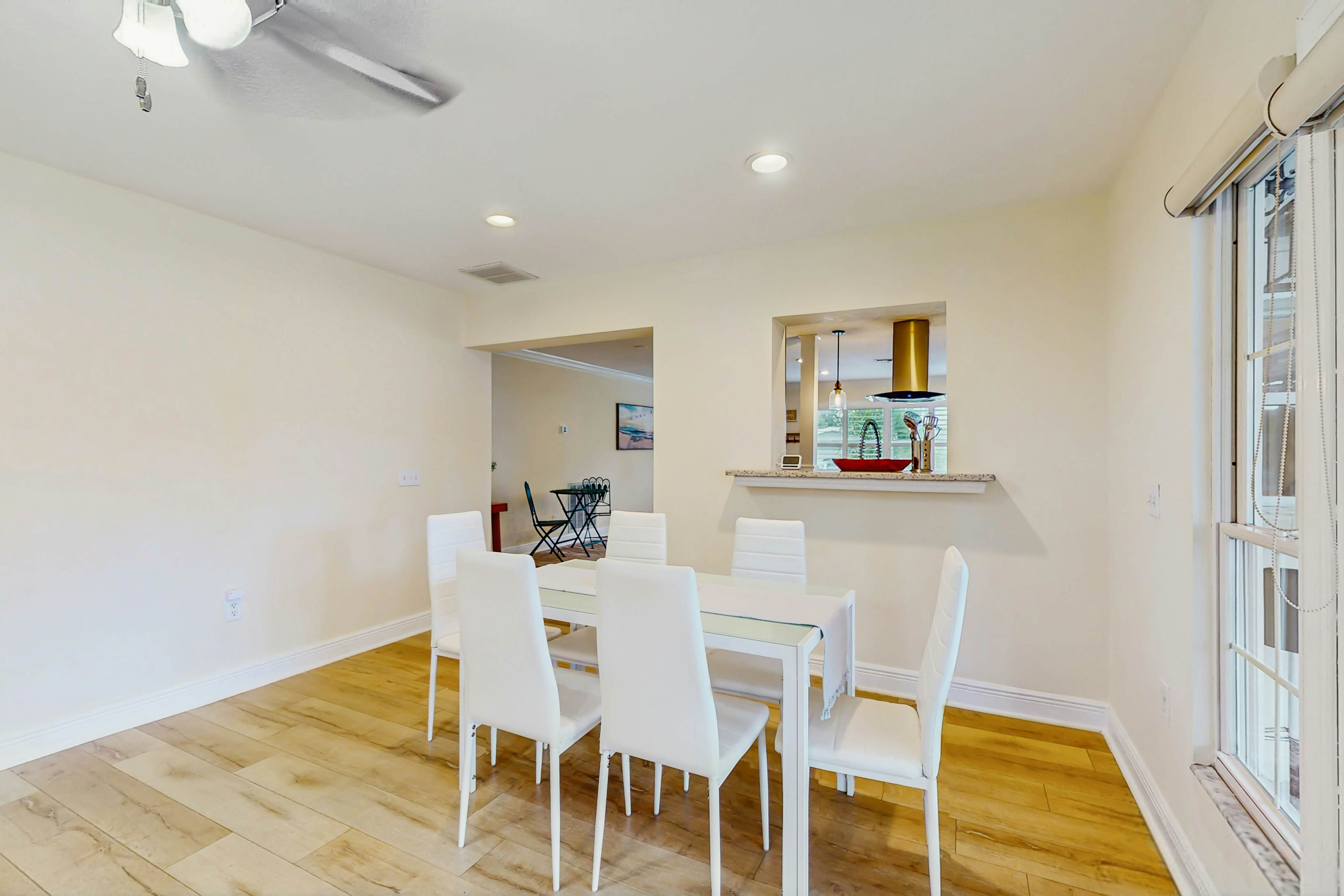 Renovated Sanctuary w/hot tub, pool, Backyard grill, screened-in lanai