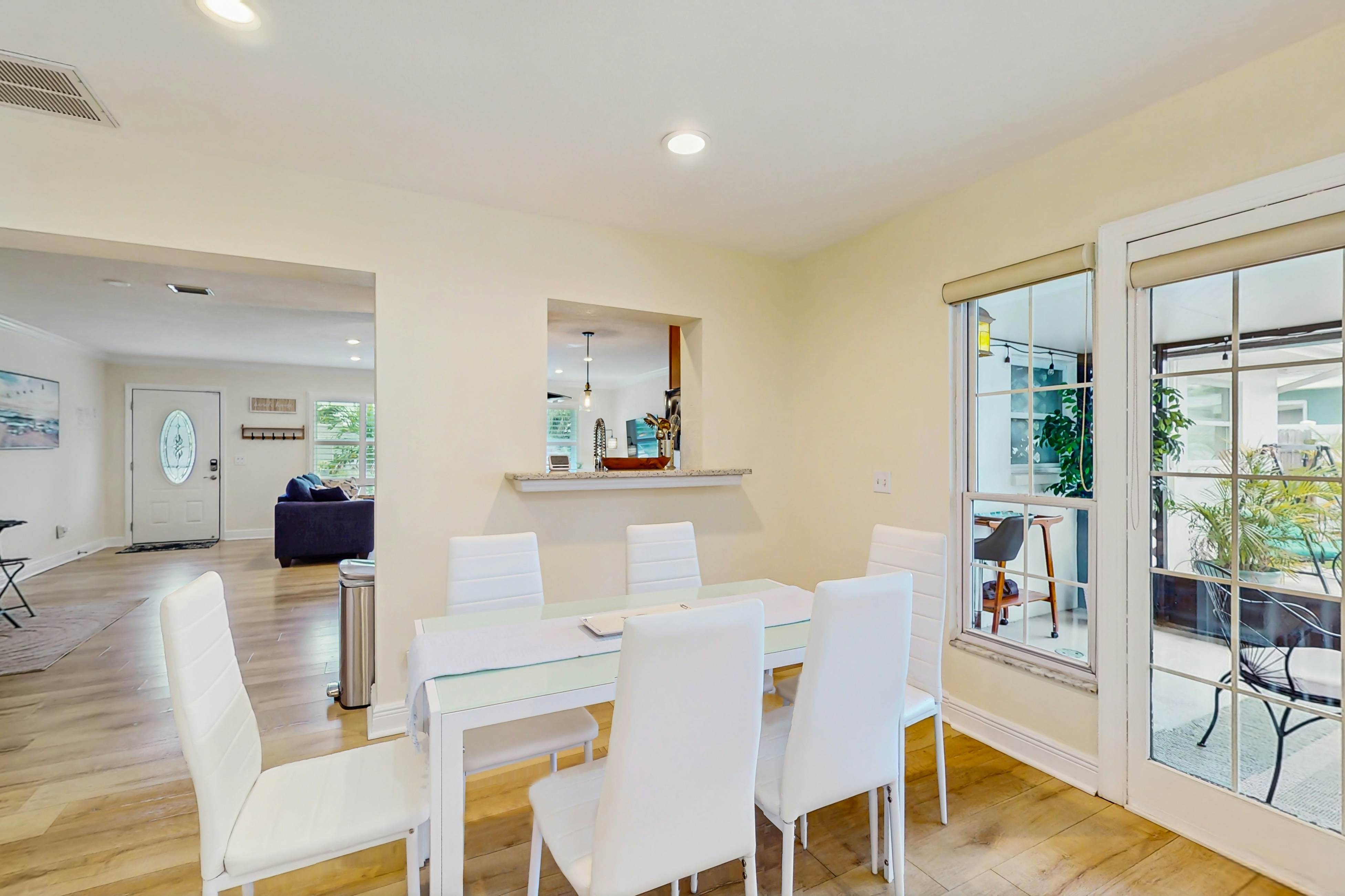 Renovated Sanctuary w/hot tub, pool, Backyard grill, screened-in lanai