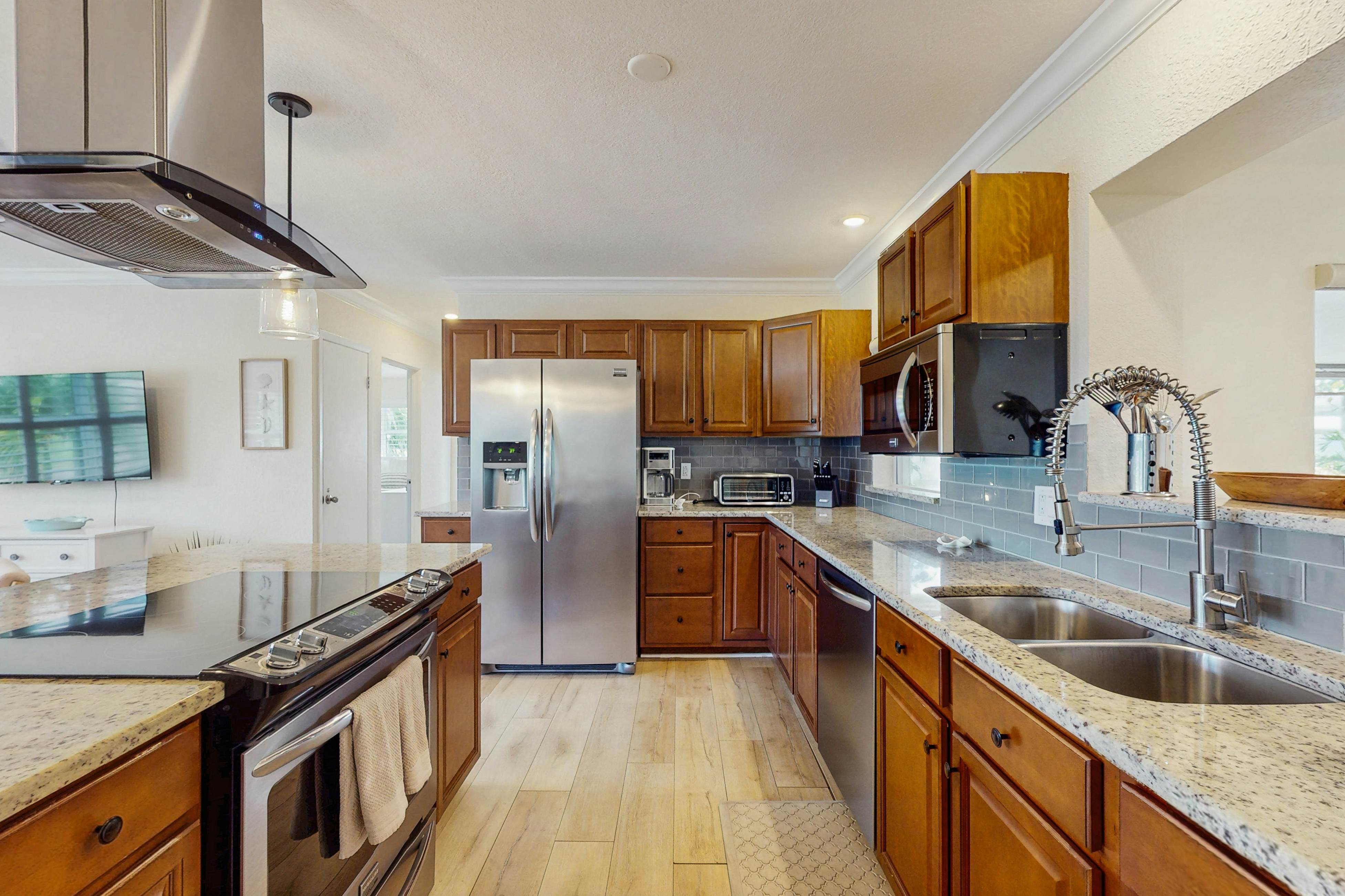 Renovated Sanctuary w/hot tub, pool, Backyard grill, screened-in lanai