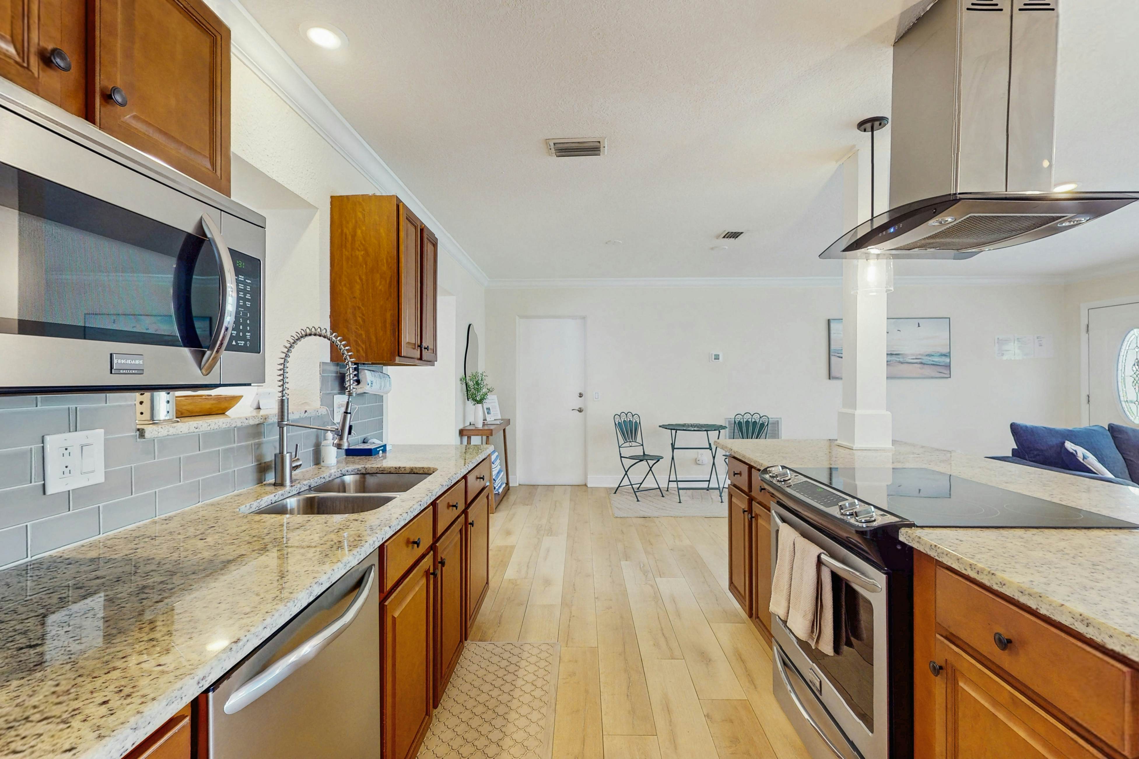 Renovated Sanctuary w/hot tub, pool, Backyard grill, screened-in lanai