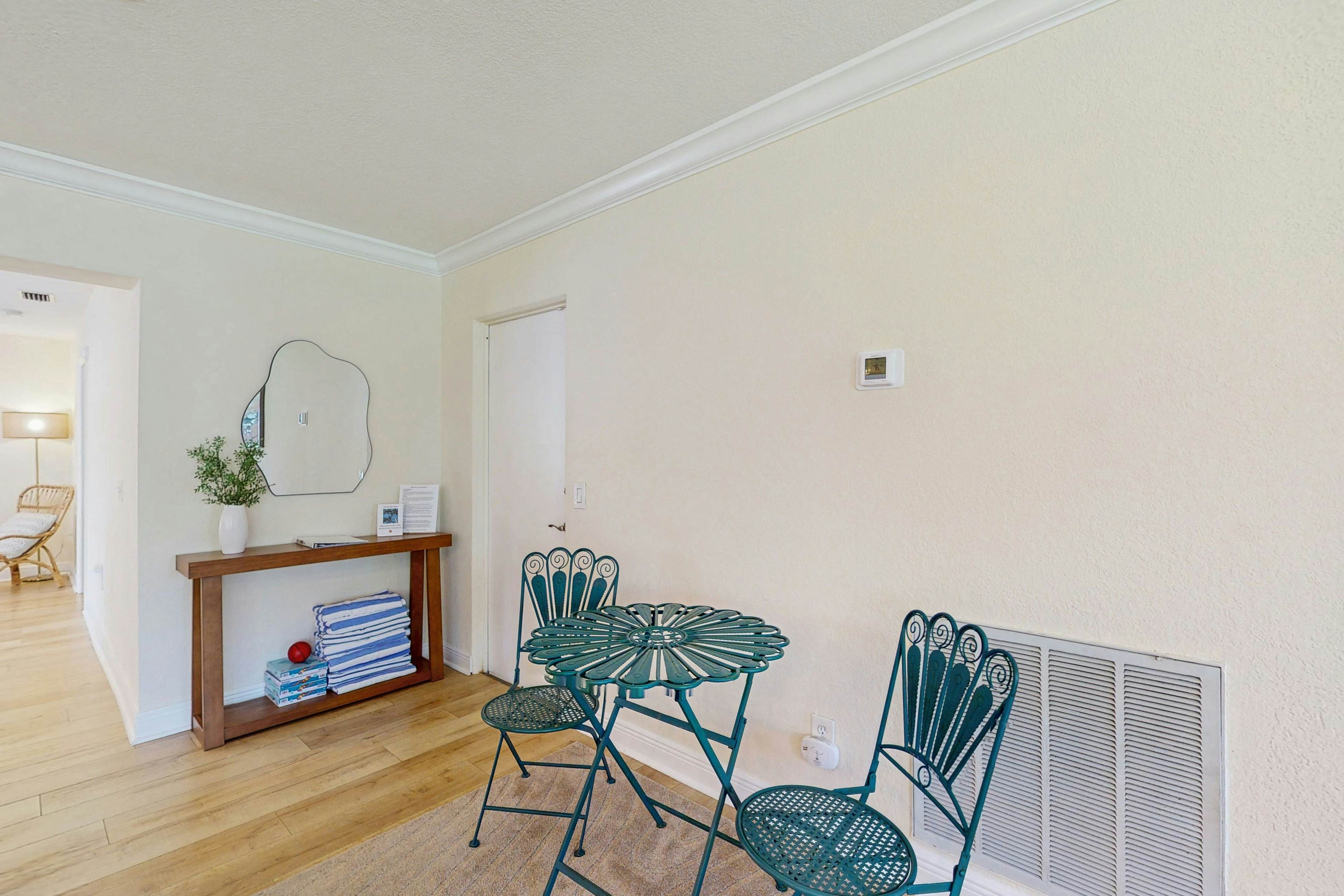 Renovated Sanctuary w/hot tub, pool, Backyard grill, screened-in lanai