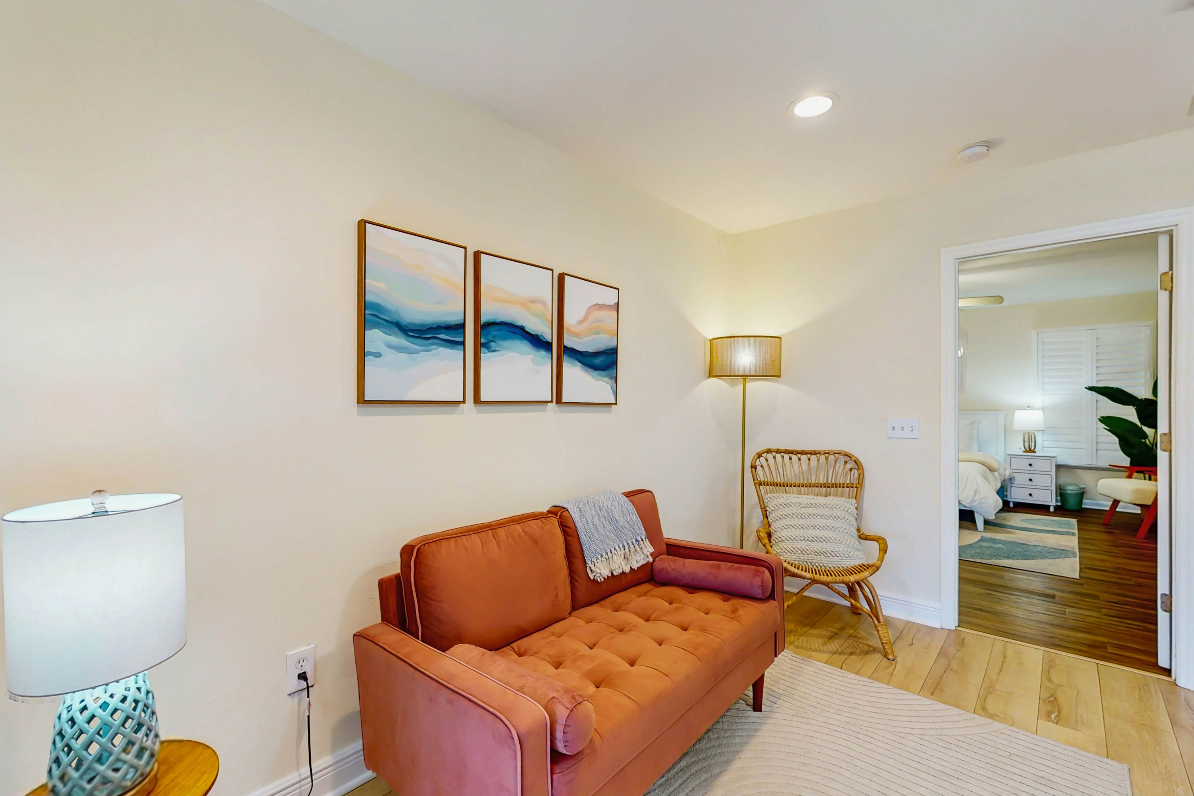 Renovated Sanctuary w/hot tub, pool, Backyard grill, screened-in lanai