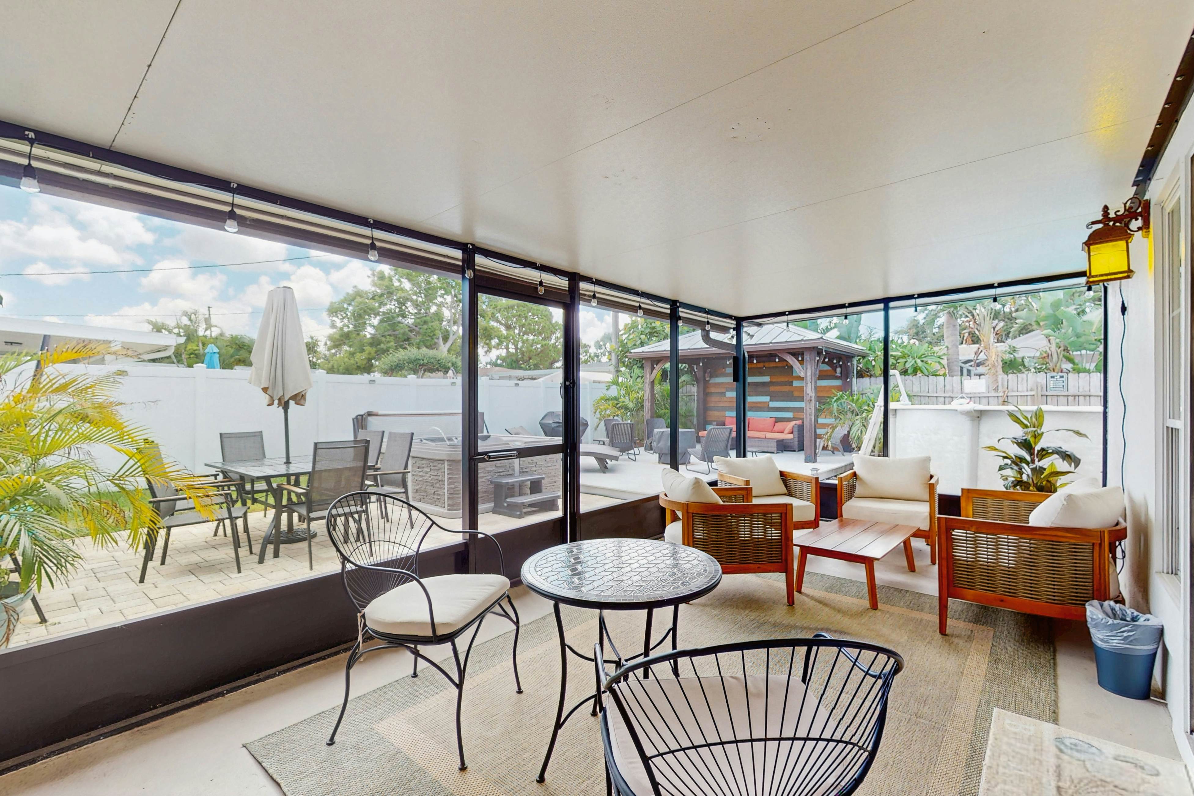 Renovated Sanctuary w/hot tub, pool, Backyard grill, screened-in lanai