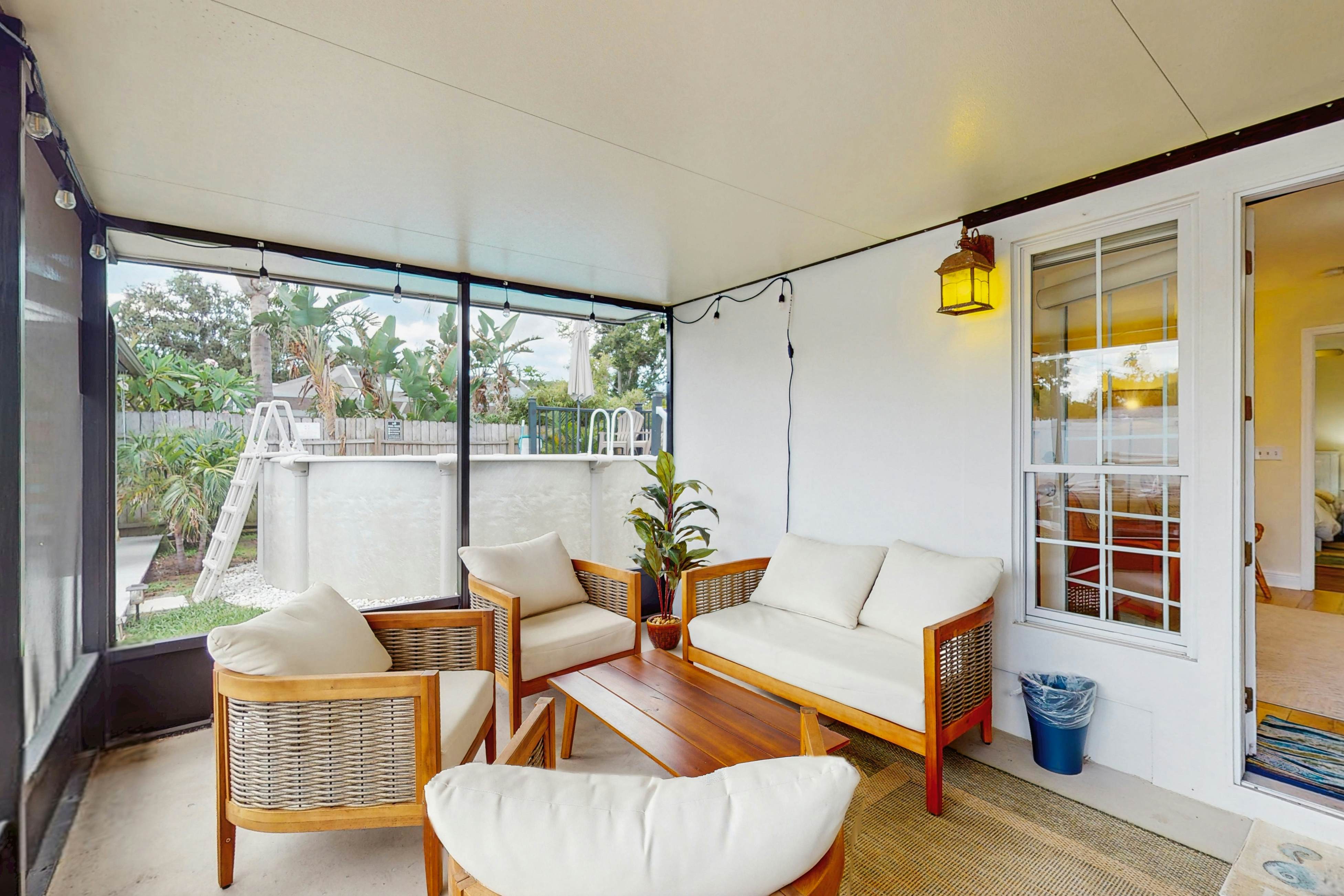 Renovated Sanctuary w/hot tub, pool, Backyard grill, screened-in lanai