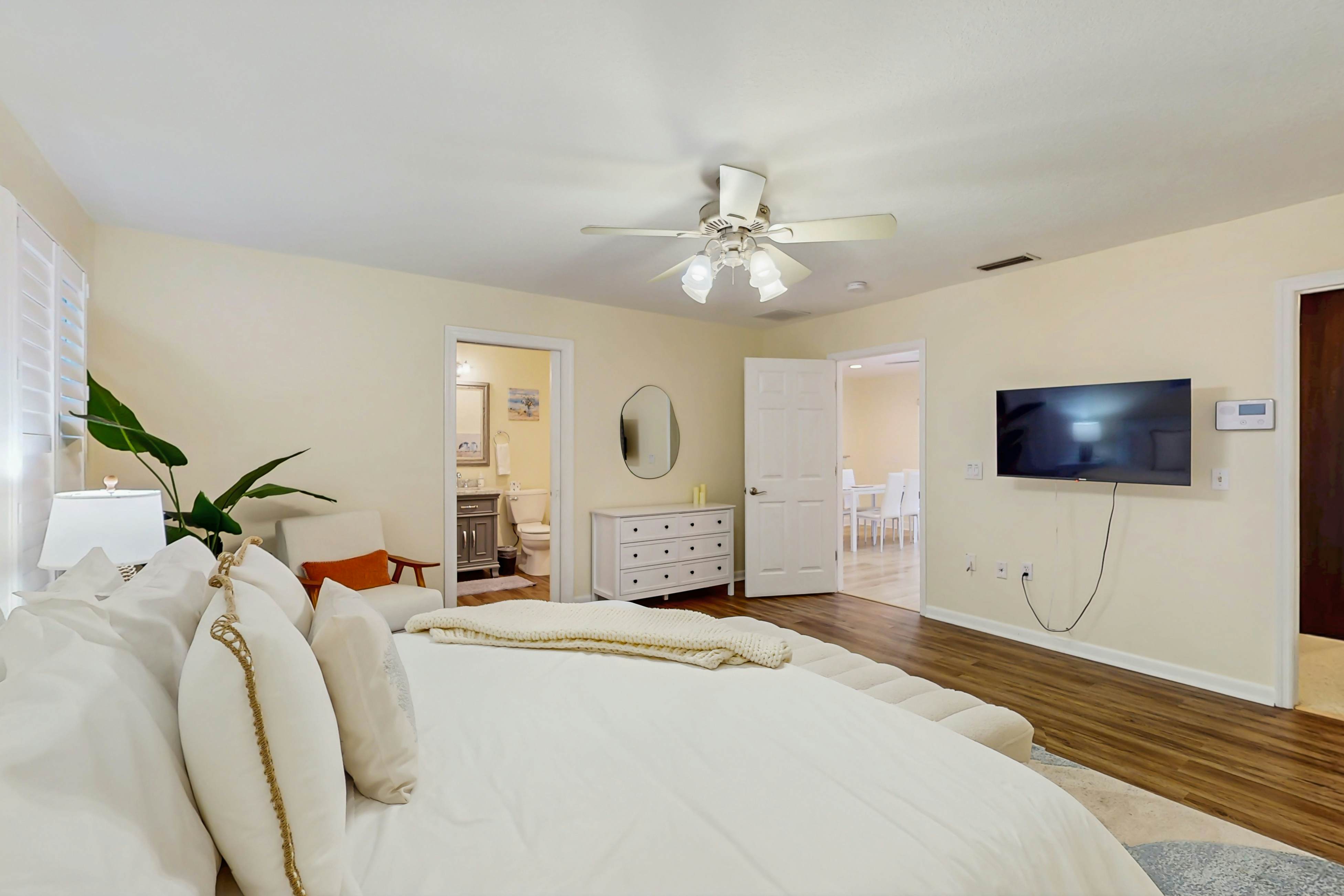 Renovated Sanctuary w/hot tub, pool, Backyard grill, screened-in lanai