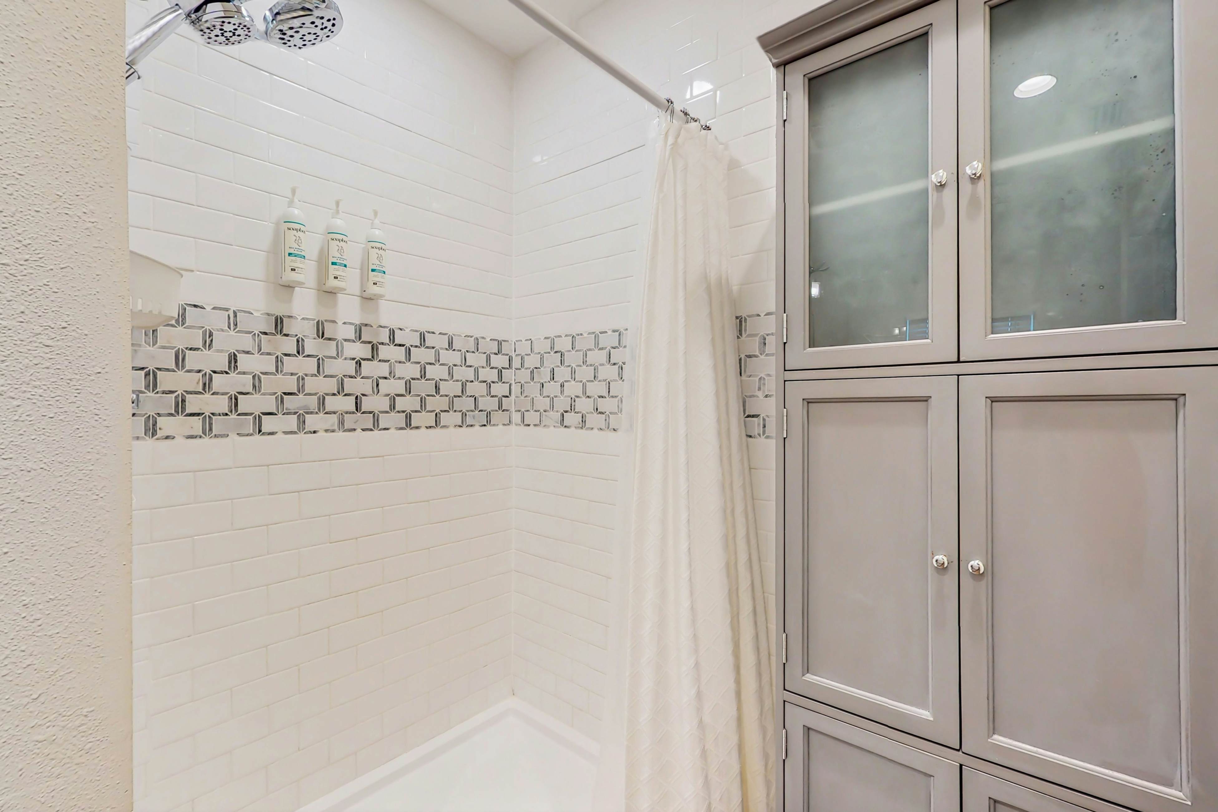 Renovated Sanctuary w/hot tub, pool, Backyard grill, screened-in lanai