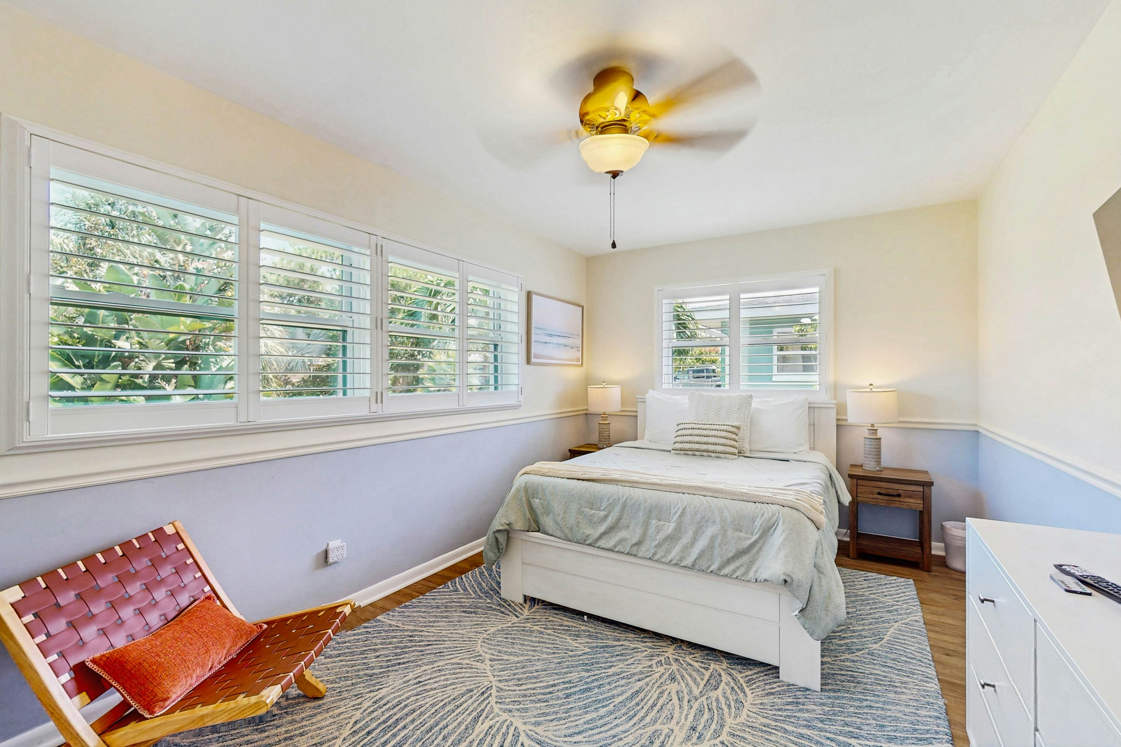 Renovated Sanctuary w/hot tub, pool, Backyard grill, screened-in lanai