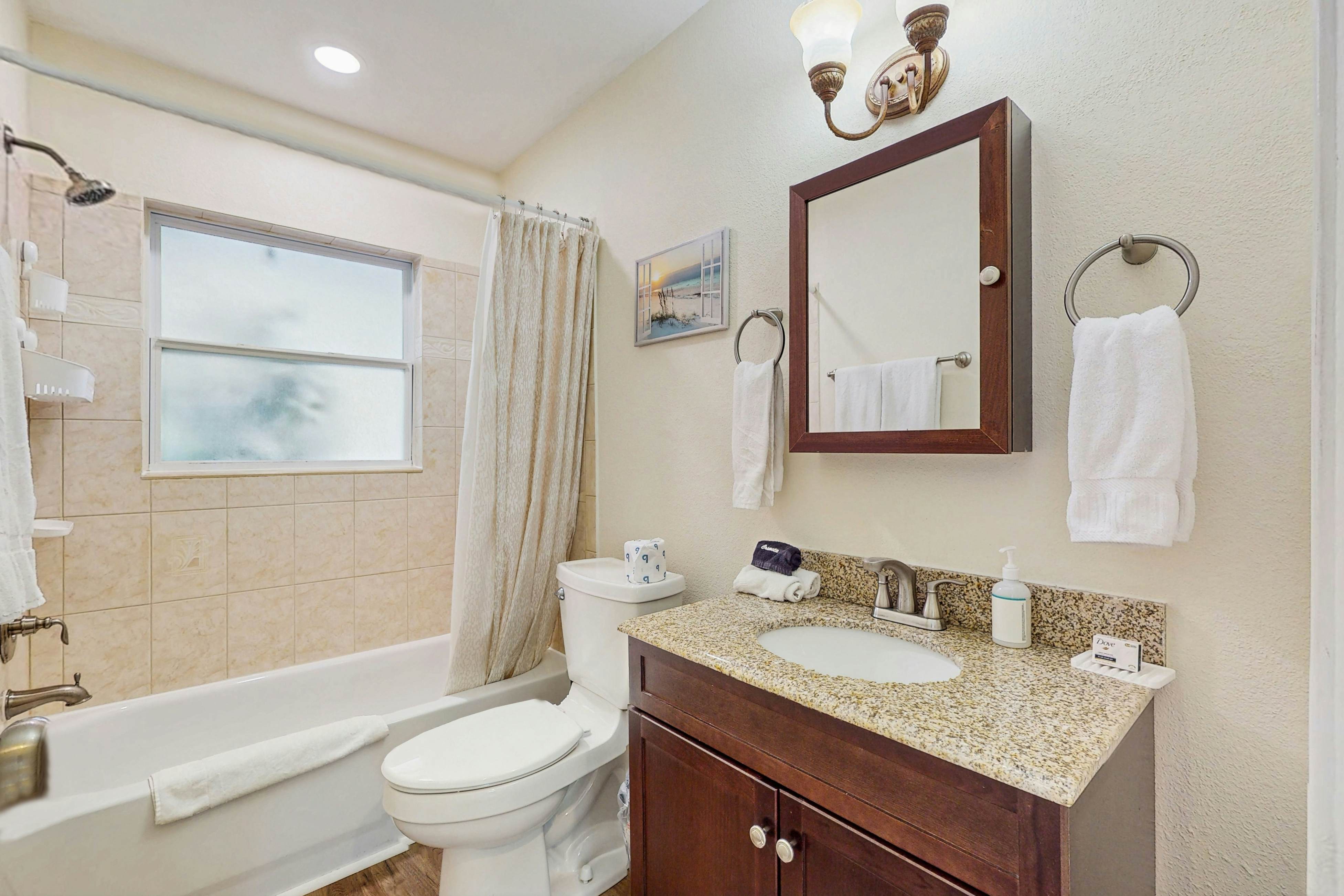 Renovated Sanctuary w/hot tub, pool, Backyard grill, screened-in lanai