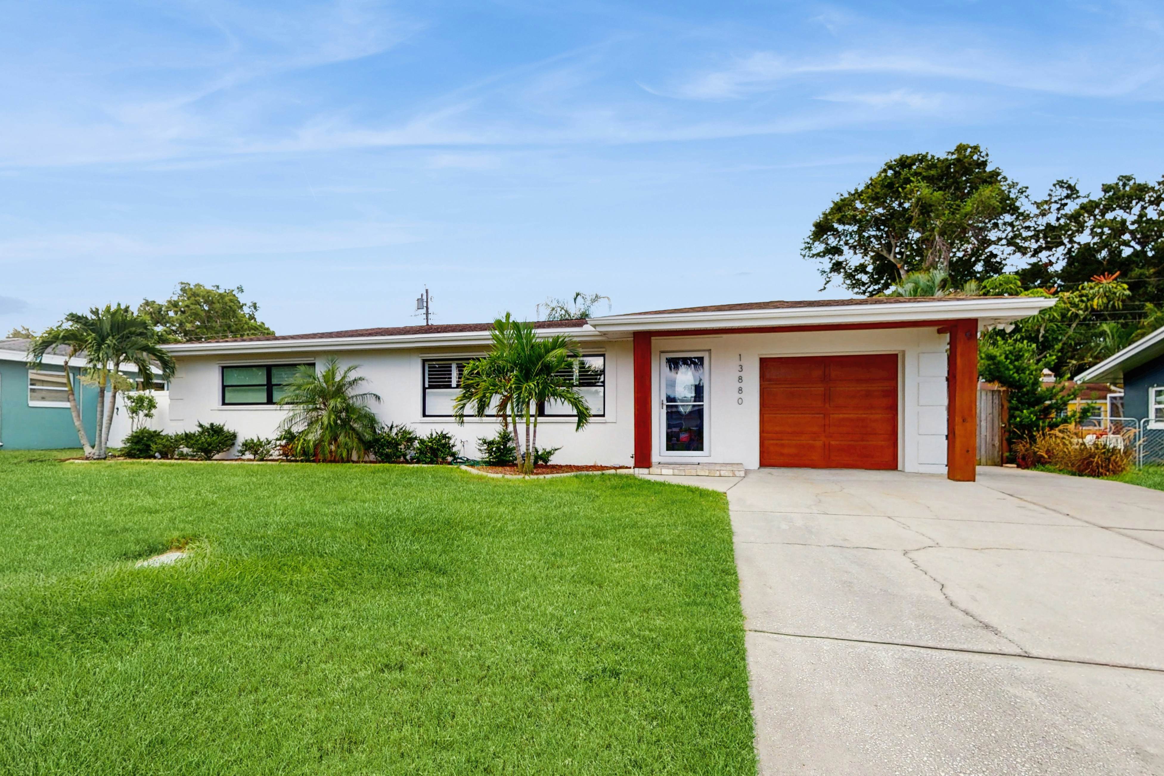 Renovated Sanctuary w/hot tub, pool, Backyard grill, screened-in lanai