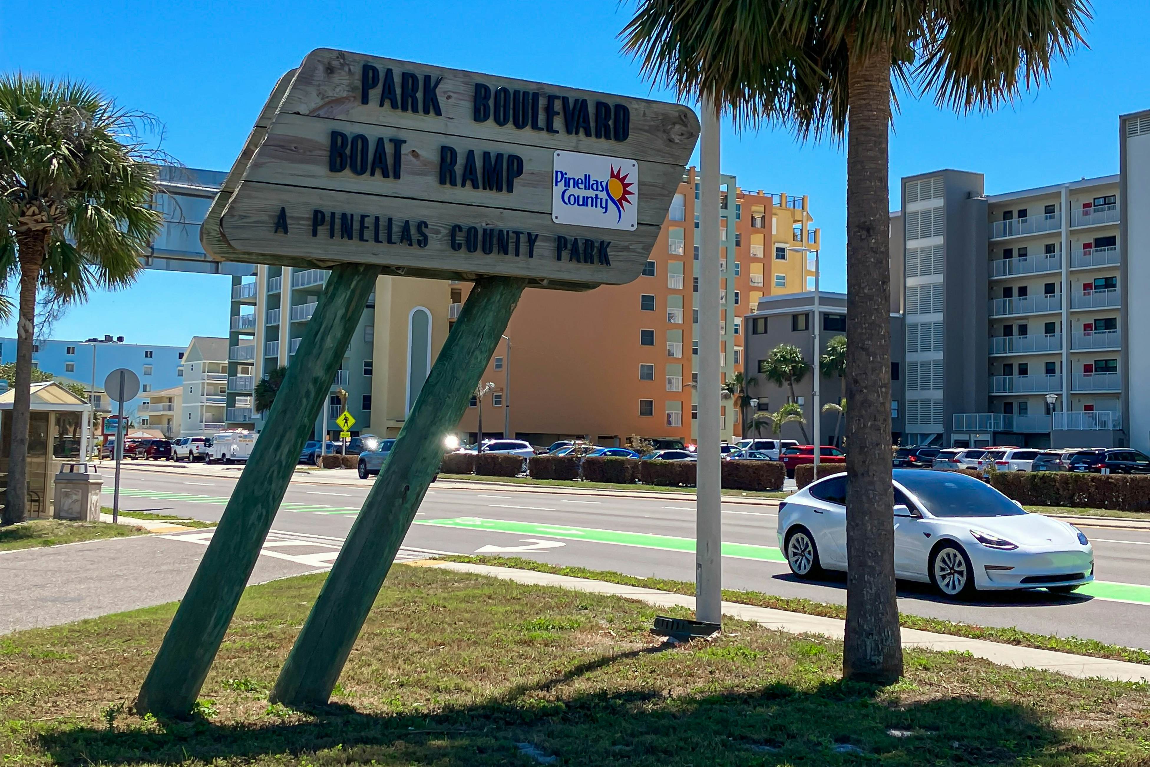 Renovated Sanctuary w/hot tub, pool, Backyard grill, screened-in lanai