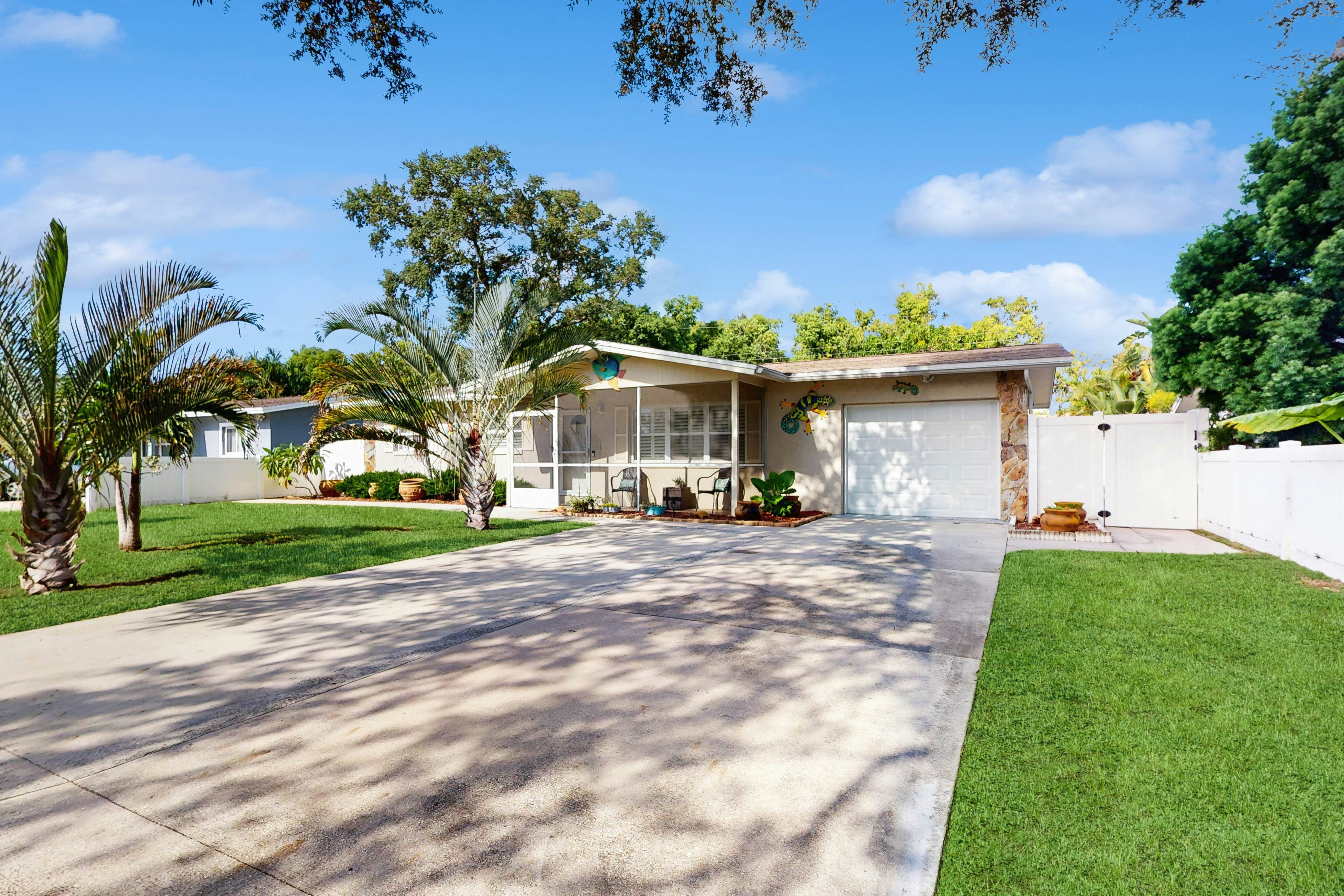 Lovely home on Pinellas Trail,10 minutes to Beach, Close to shopping& Restaurats