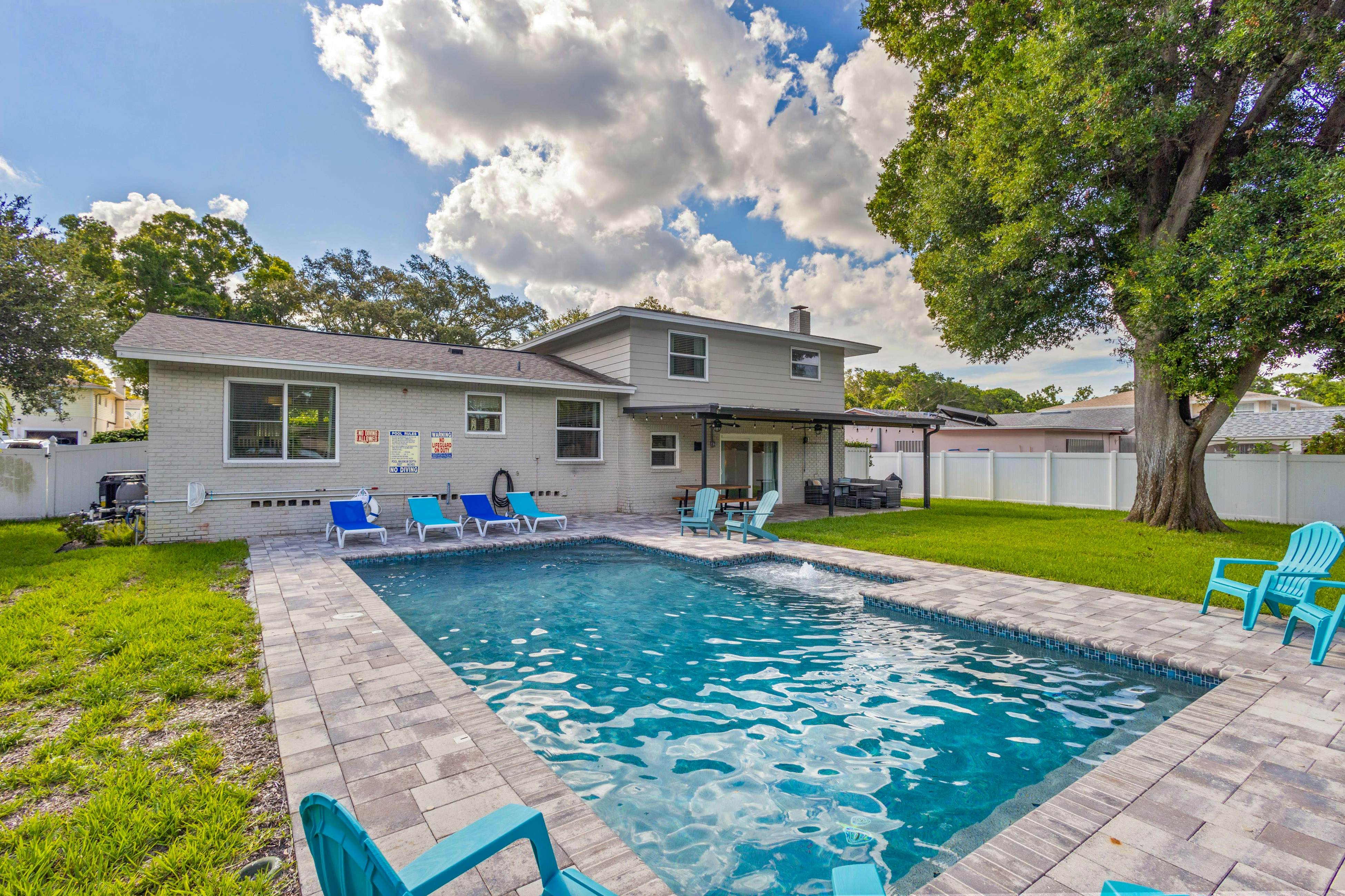 Family sized pool home with AC, WIFI, Snowbird and Dog Friendly