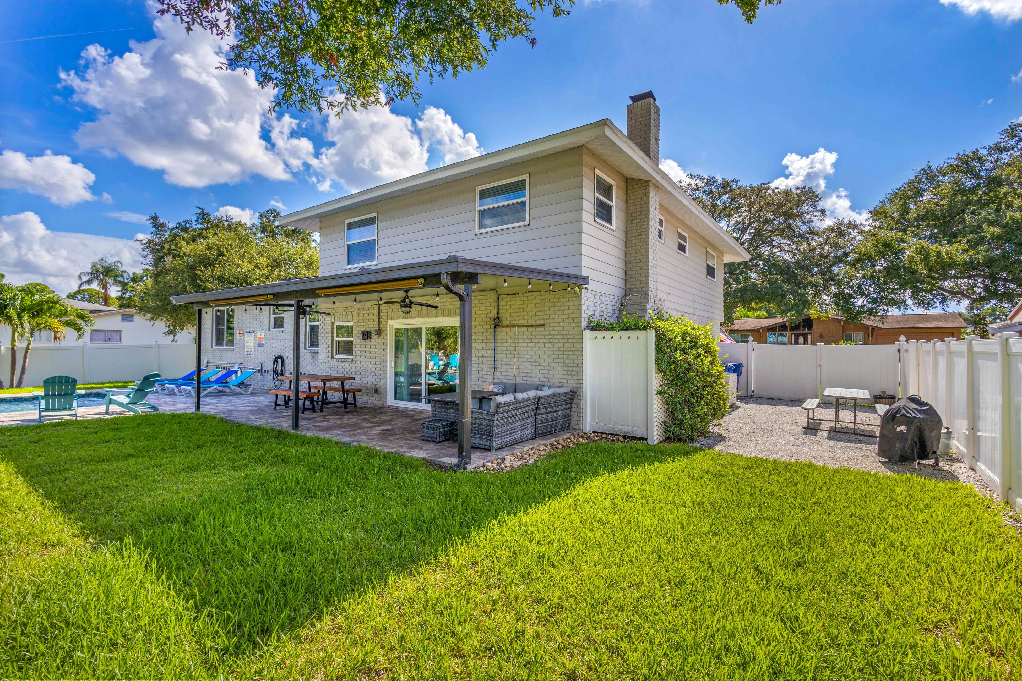 Family sized pool home with AC, WIFI, Snowbird and Dog Friendly