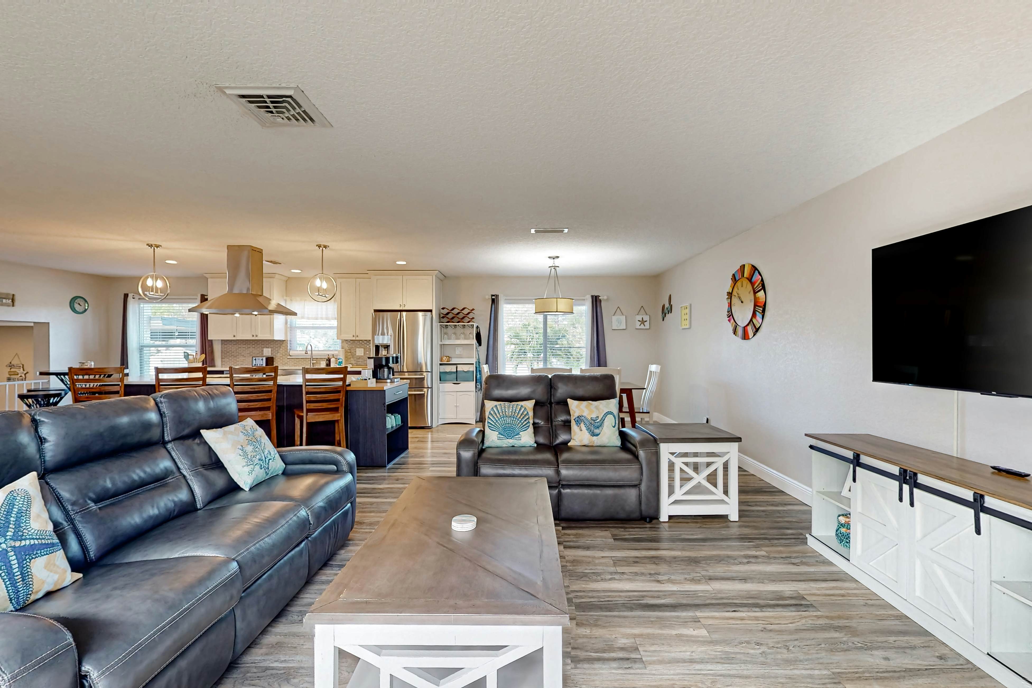 Family sized pool home with AC, WIFI, Snowbird and Dog Friendly