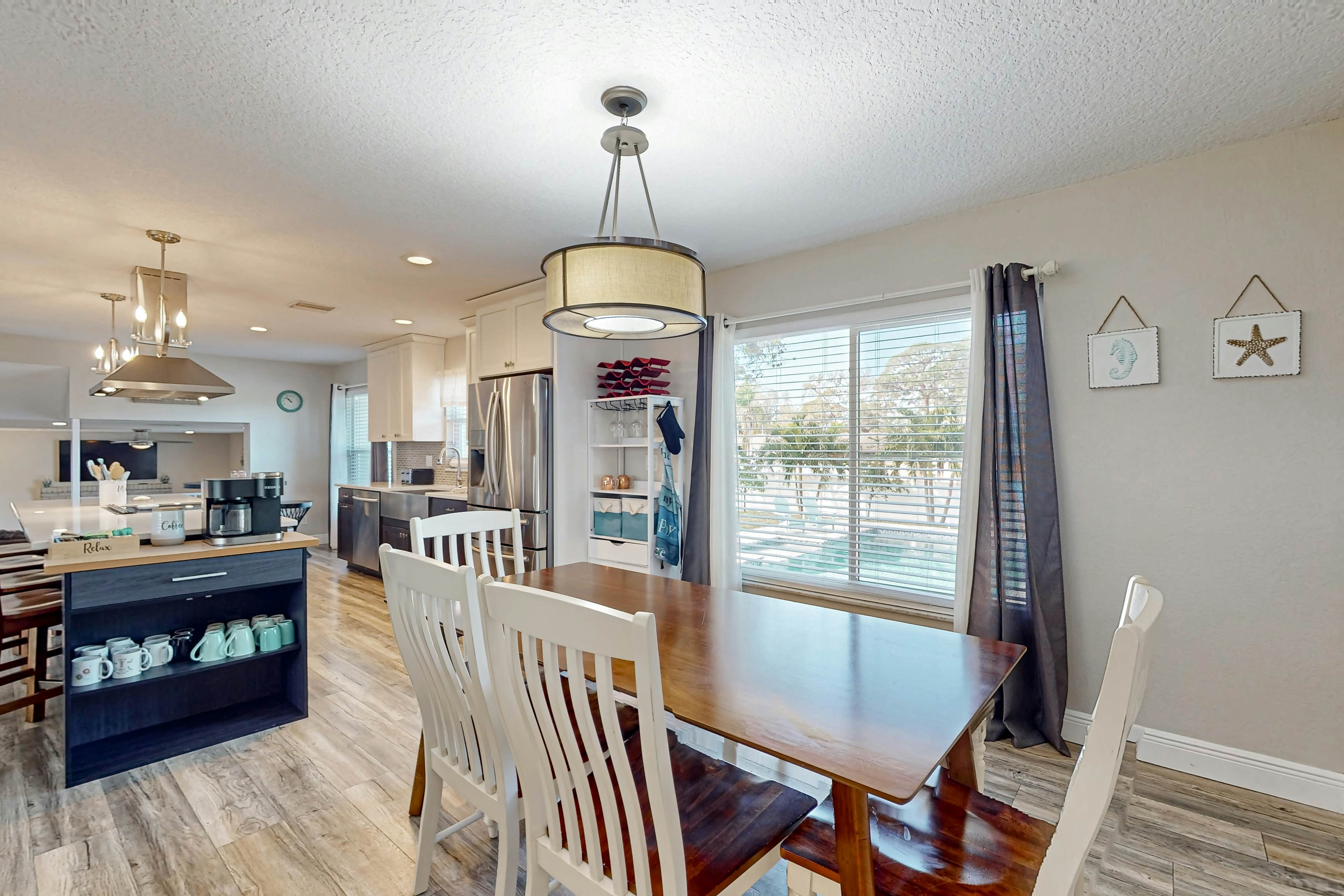 Family sized pool home with AC, WIFI, Snowbird and Dog Friendly