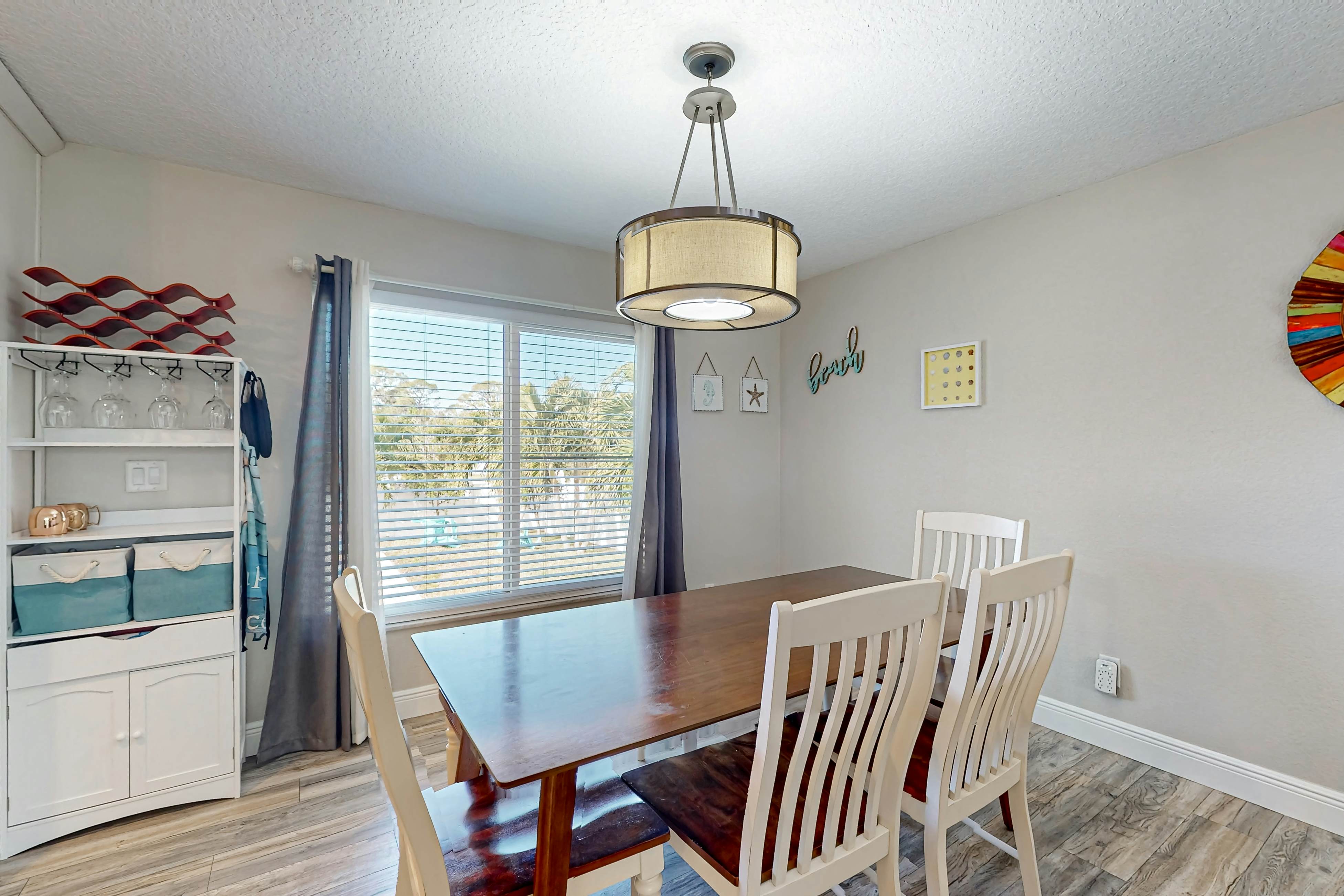 Family sized pool home with AC, WIFI, Snowbird and Dog Friendly