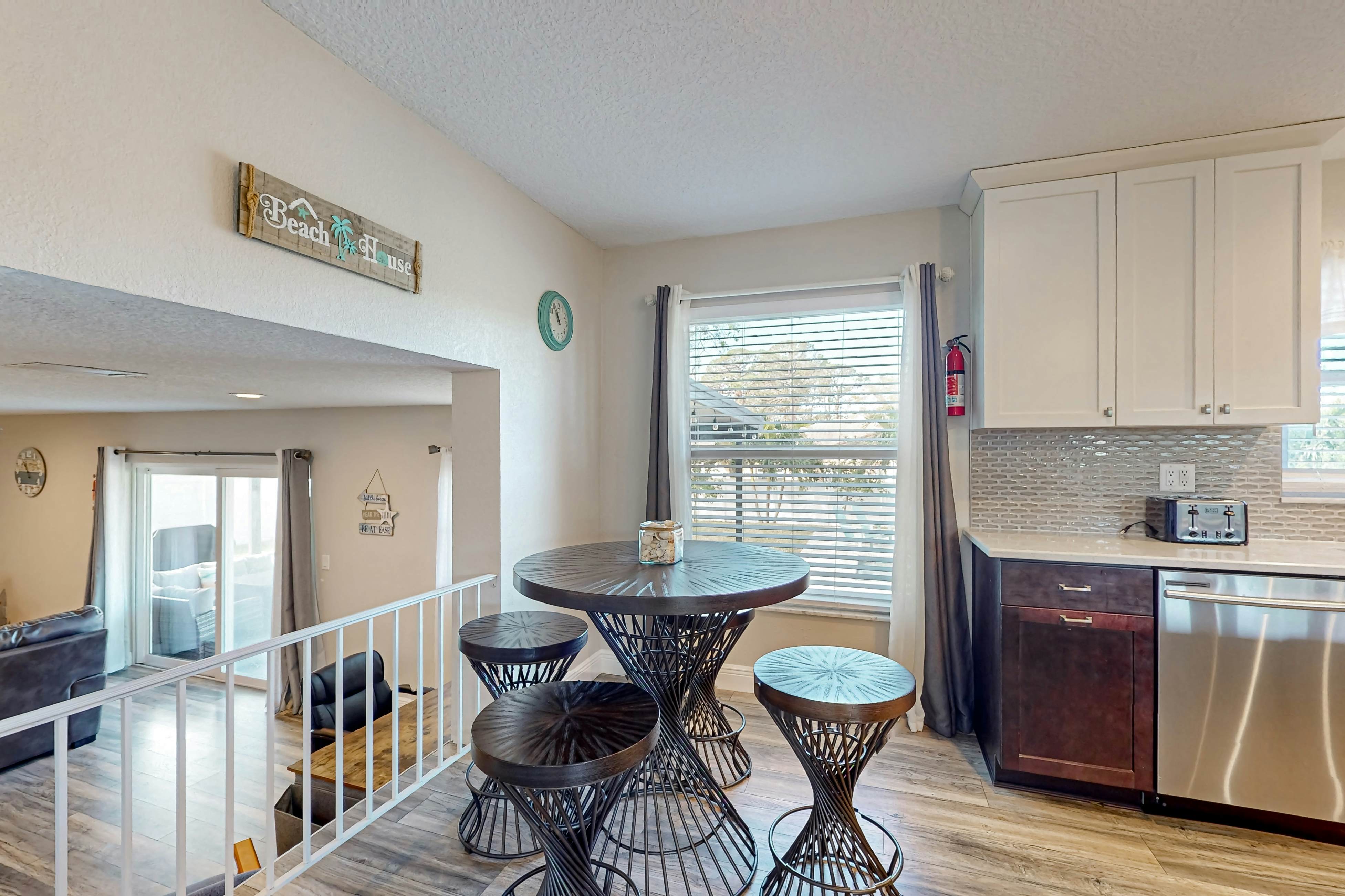 Family sized pool home with AC, WIFI, Snowbird and Dog Friendly