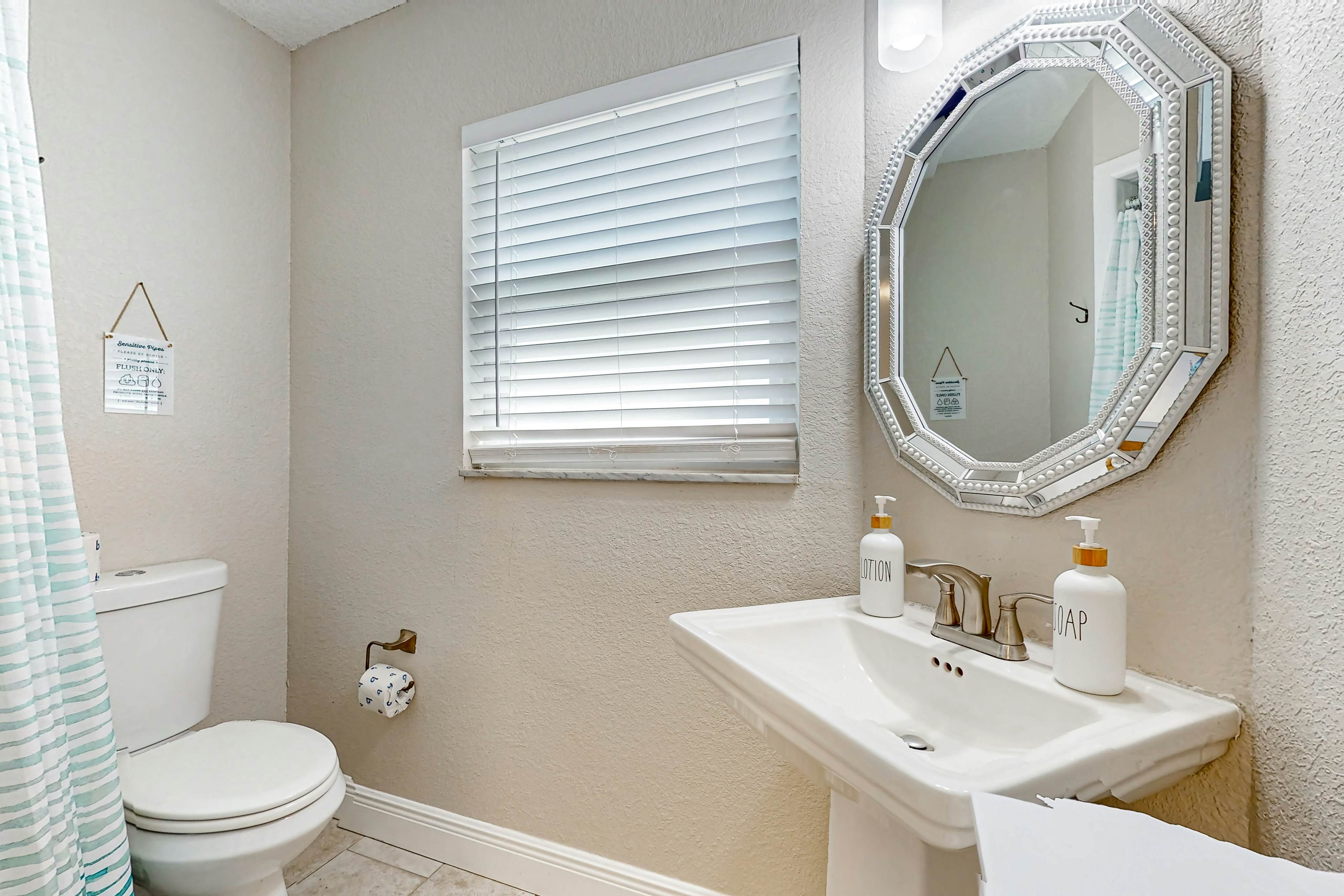 Family sized pool home with AC, WIFI, Snowbird and Dog Friendly