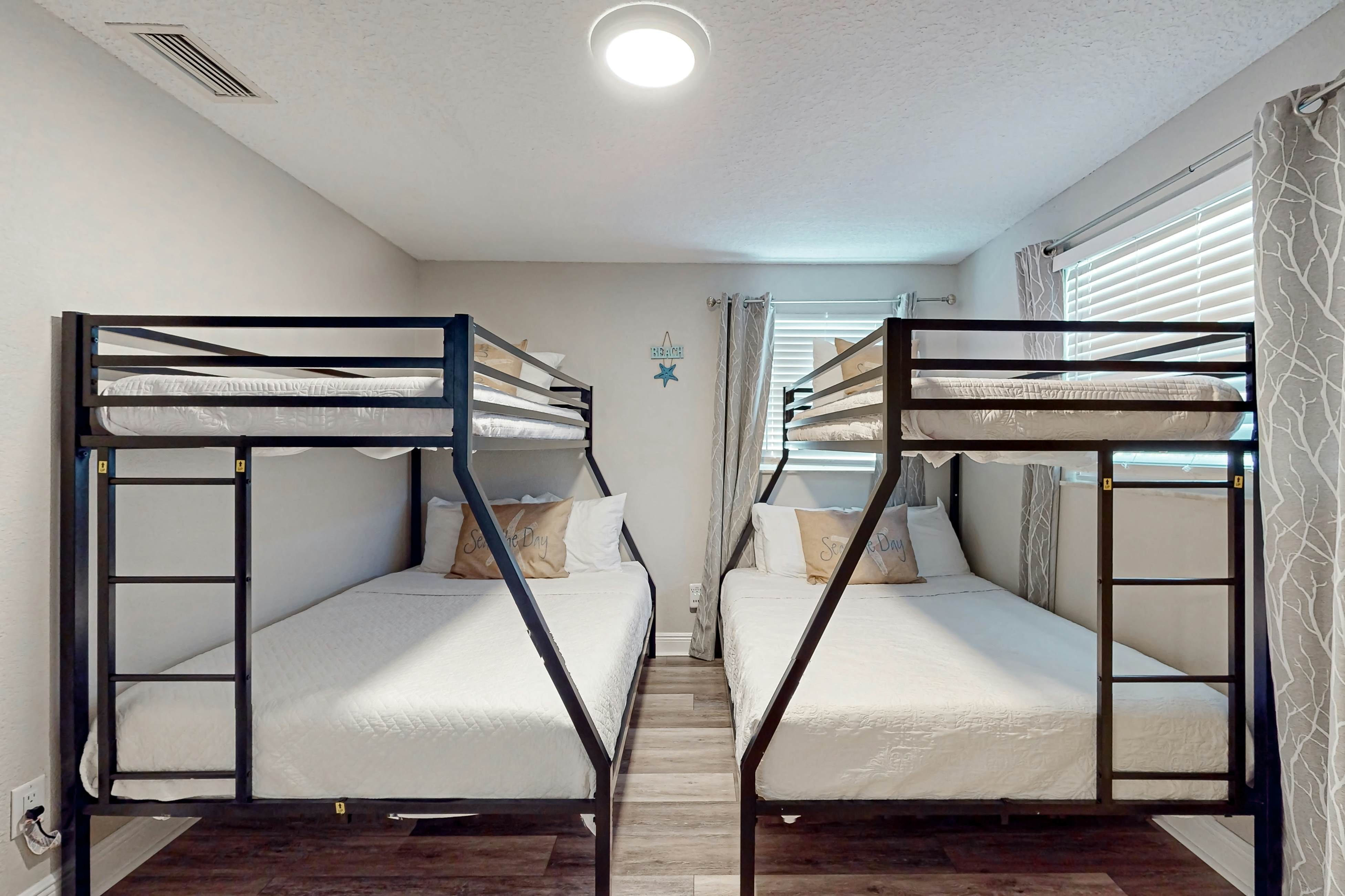 Family sized pool home with AC, WIFI, Snowbird and Dog Friendly