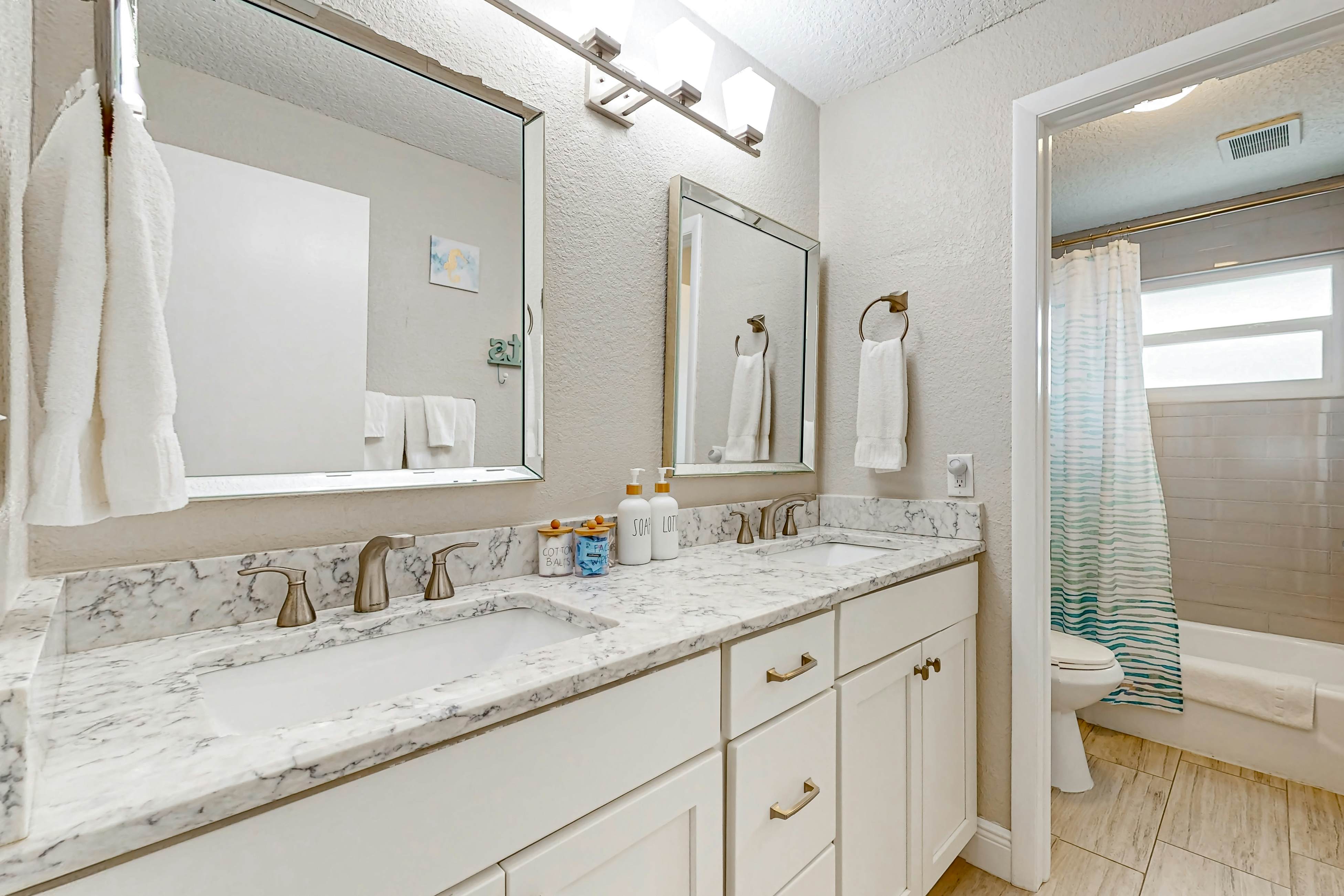 Family sized pool home with AC, WIFI, Snowbird and Dog Friendly