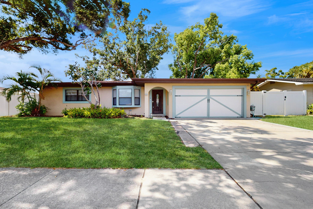 Coastal comfort with playground and PacMan and minutes from the beach