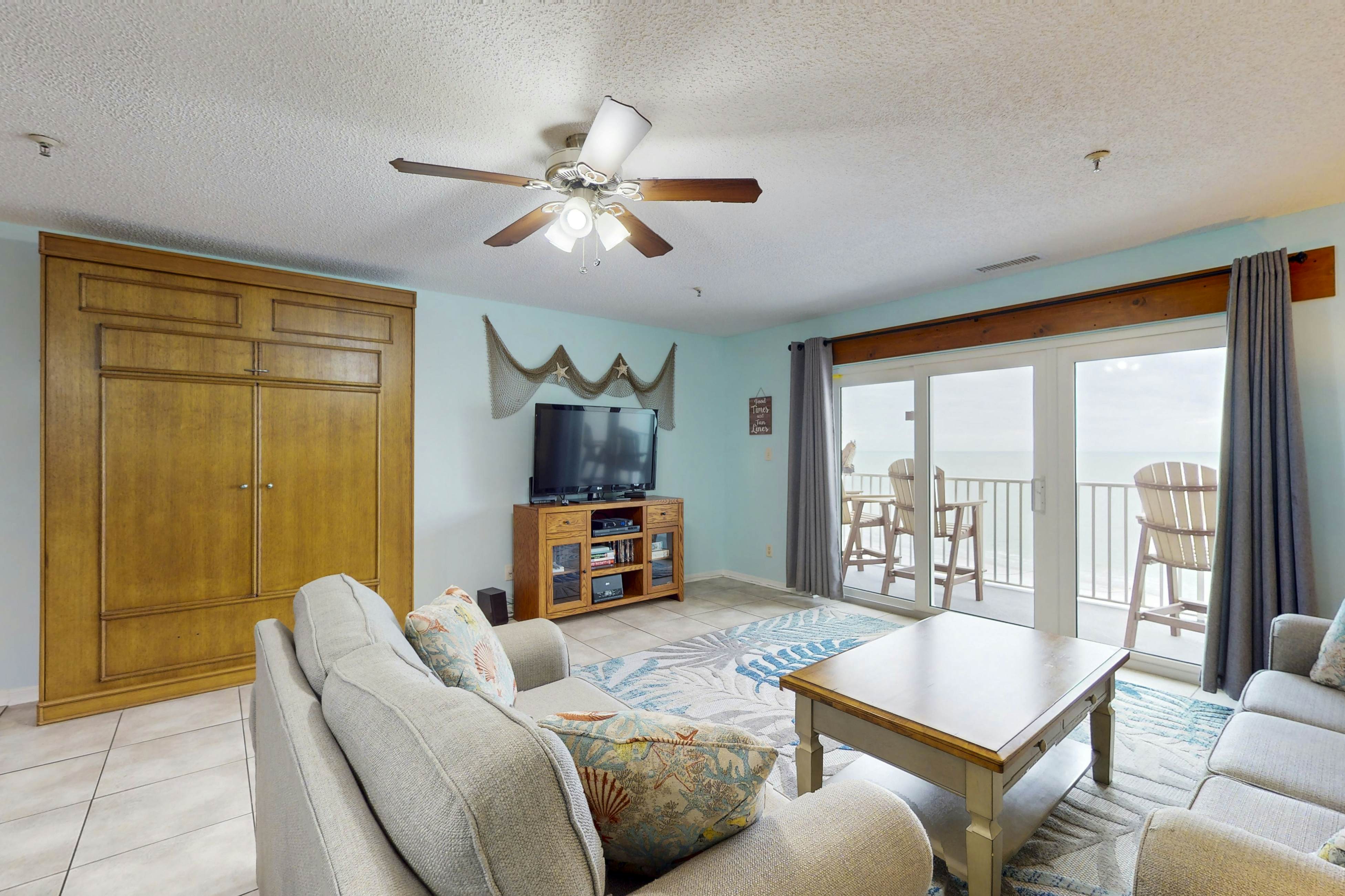 Top-floor, beachfront condo with Gulf views, balcony, pool, hot tub & bocce