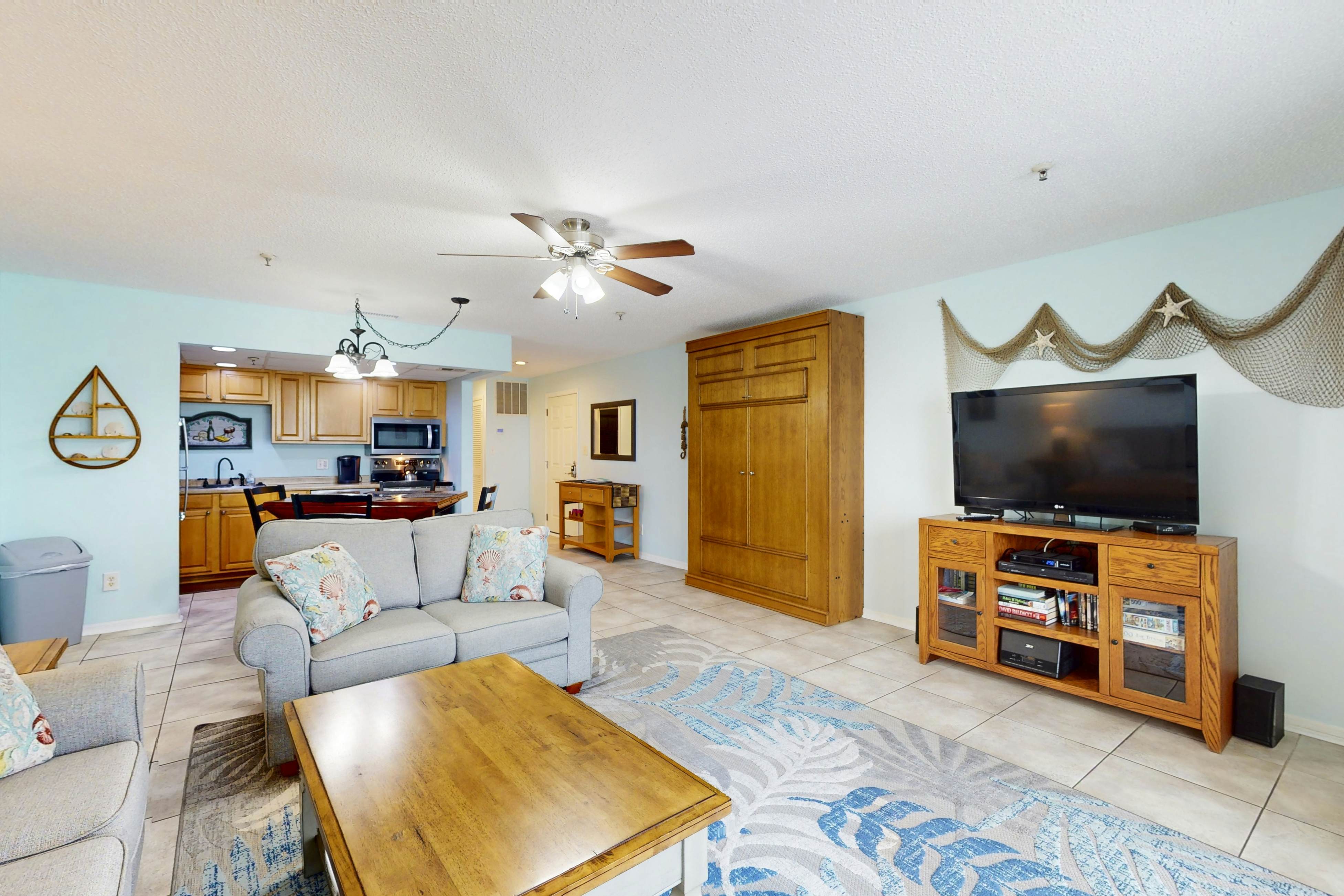 Top-floor, beachfront condo with Gulf views, balcony, pool, hot tub & bocce